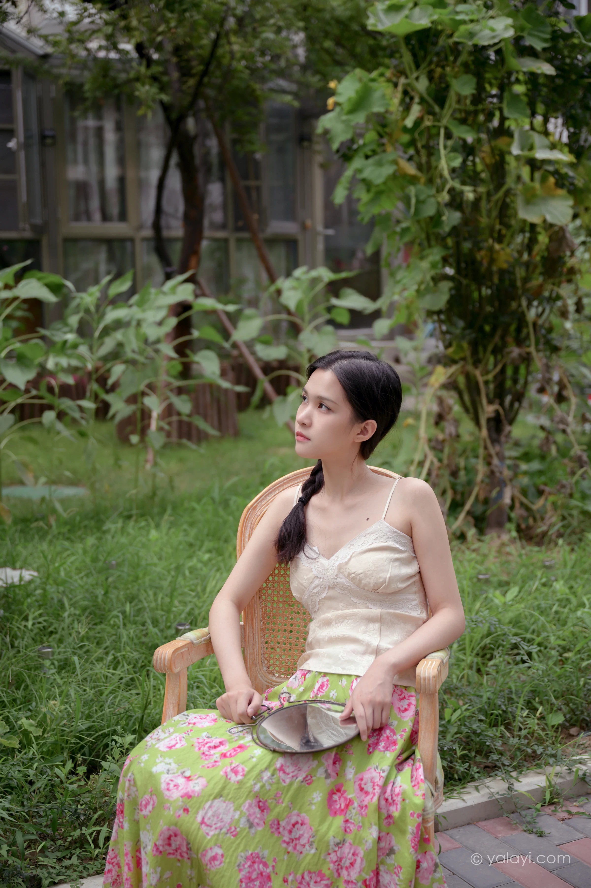 [YALAYI雅拉伊]NO.682 《孤芳不自赏》 方岚 白色蕾丝小背心加碎花短裙私房写真集第9张