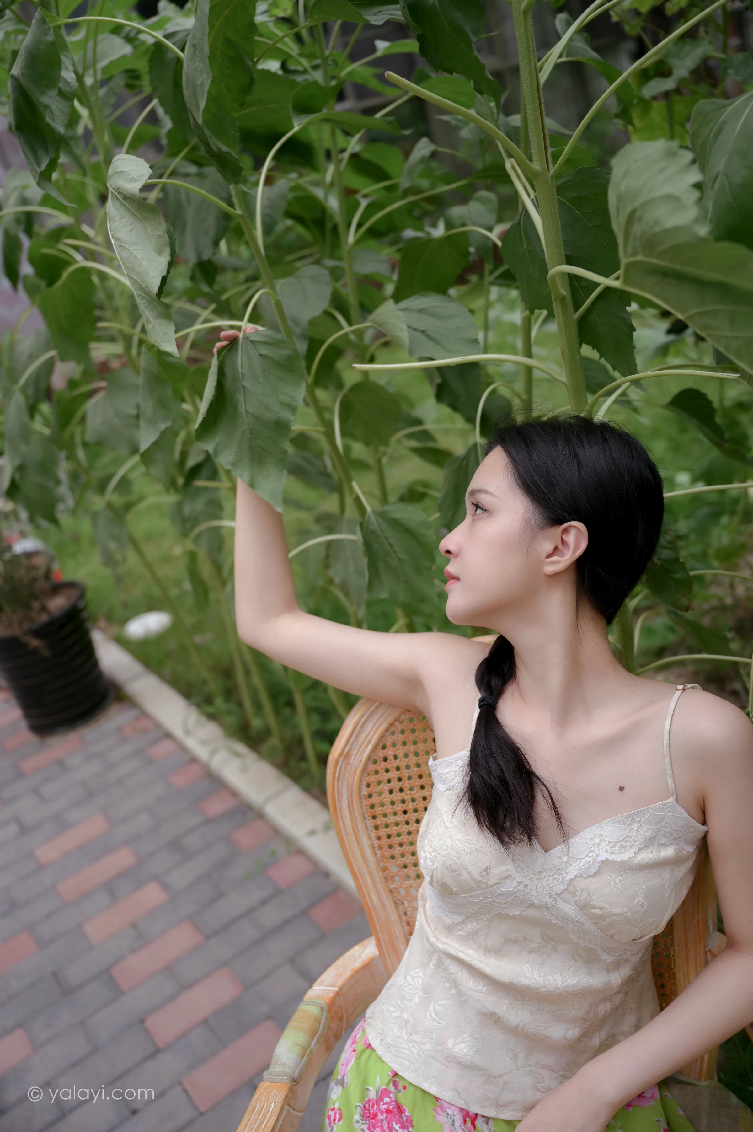 [YALAYI雅拉伊]NO.682 《孤芳不自赏》 方岚 白色蕾丝小背心加碎花短裙私房写真集第9张