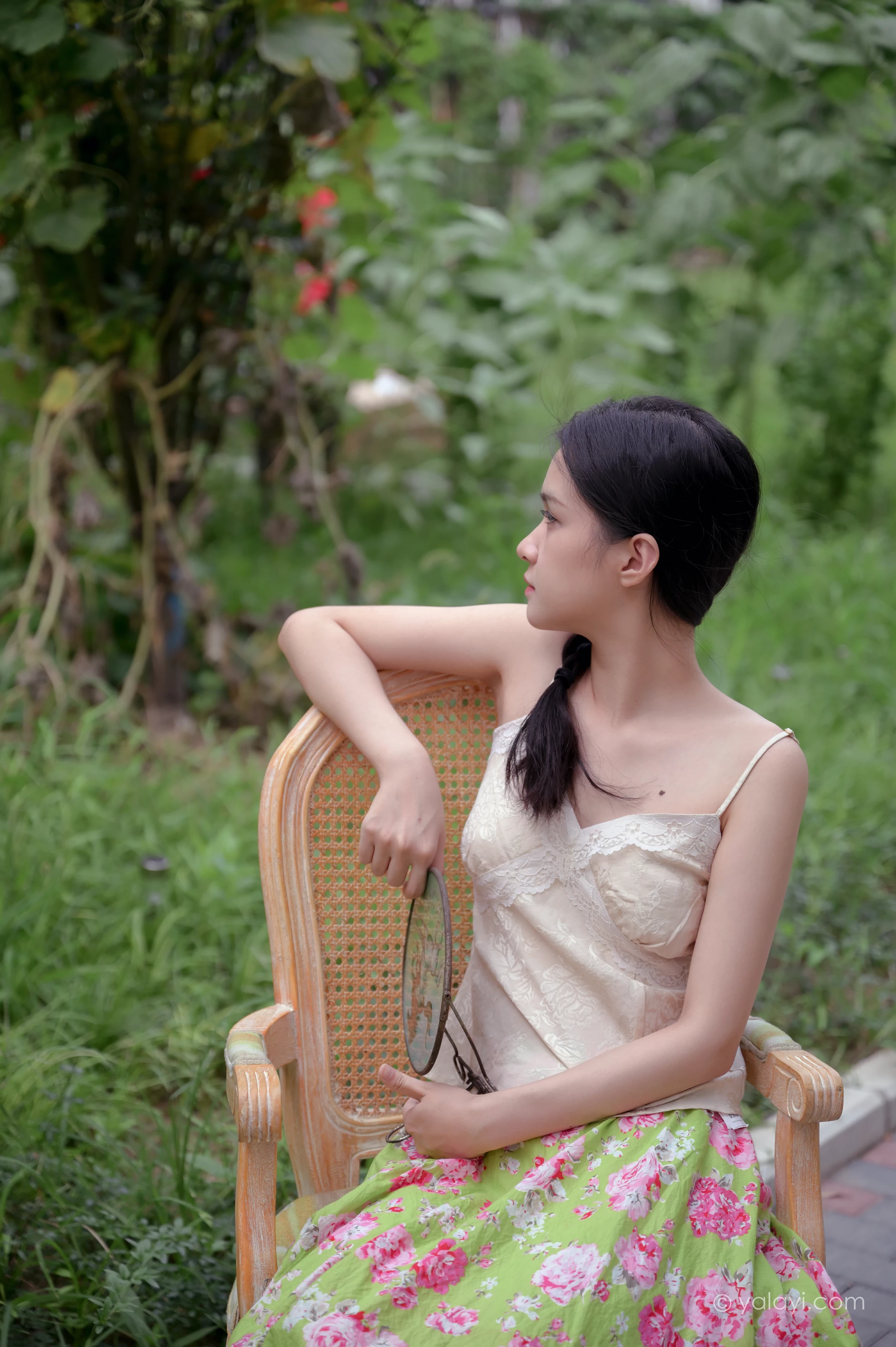 [YALAYI雅拉伊]NO.682 《孤芳不自赏》 方岚 白色蕾丝小背心加碎花短裙私房写真集第9张