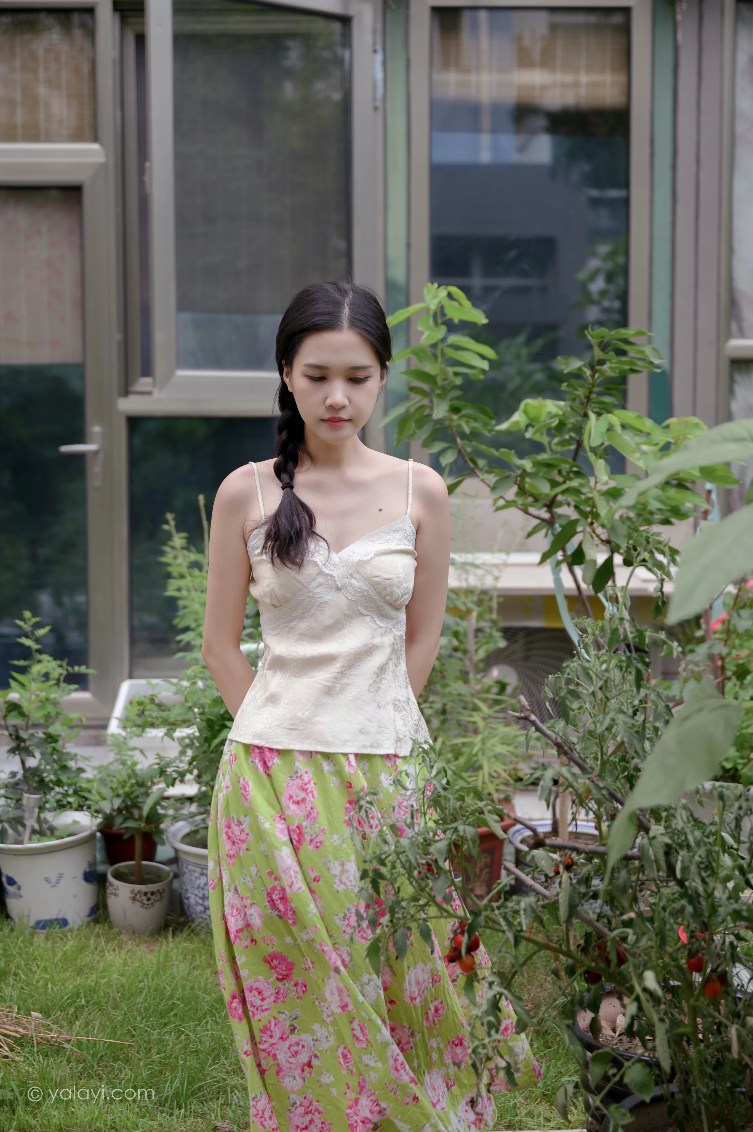 [YALAYI雅拉伊]NO.682 《孤芳不自赏》 方岚 白色蕾丝小背心加碎花短裙私房写真集第11张