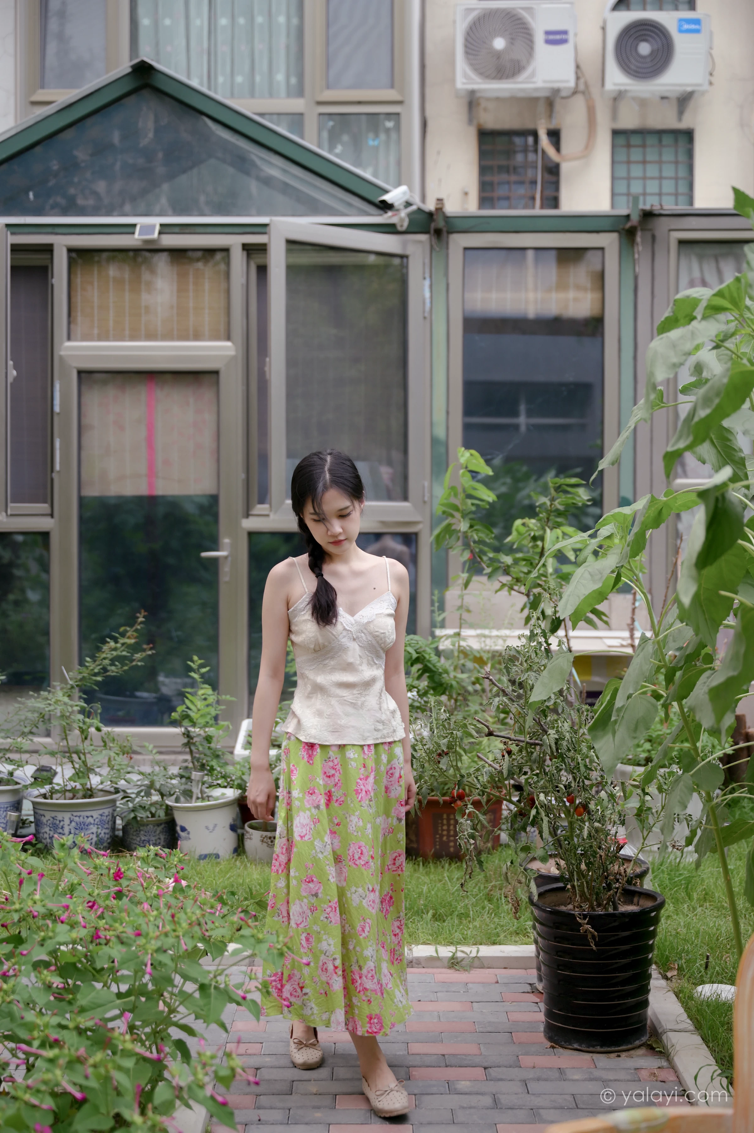 [YALAYI雅拉伊]NO.682 《孤芳不自赏》 方岚 白色蕾丝小背心加碎花短裙私房写真集第14张