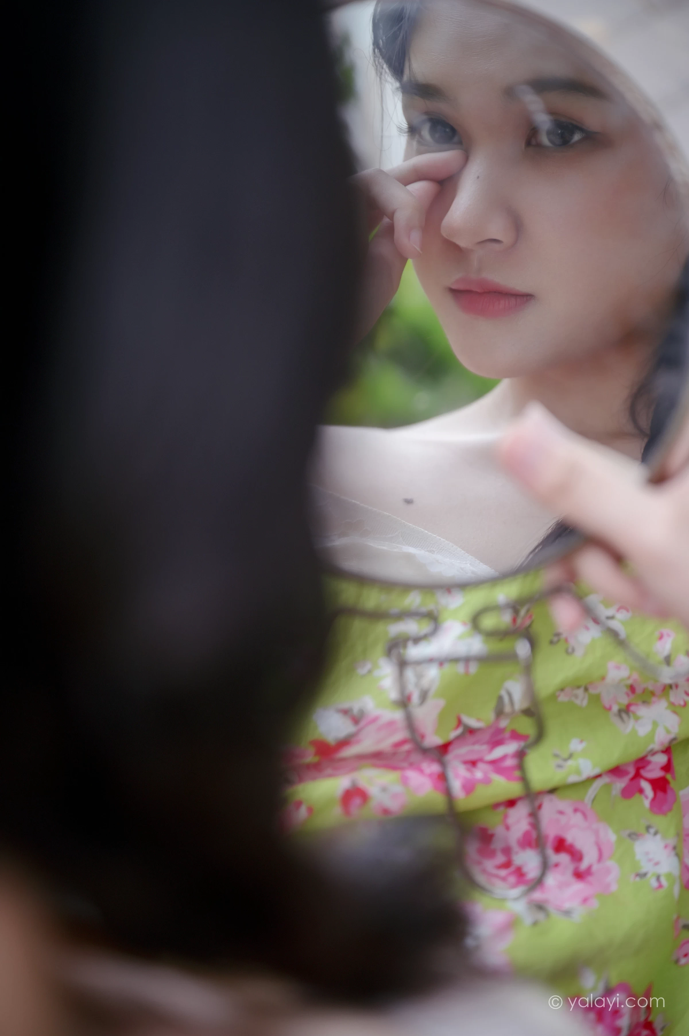 [YALAYI雅拉伊]NO.682 《孤芳不自赏》 方岚 白色蕾丝小背心加碎花短裙私房写真集第8张