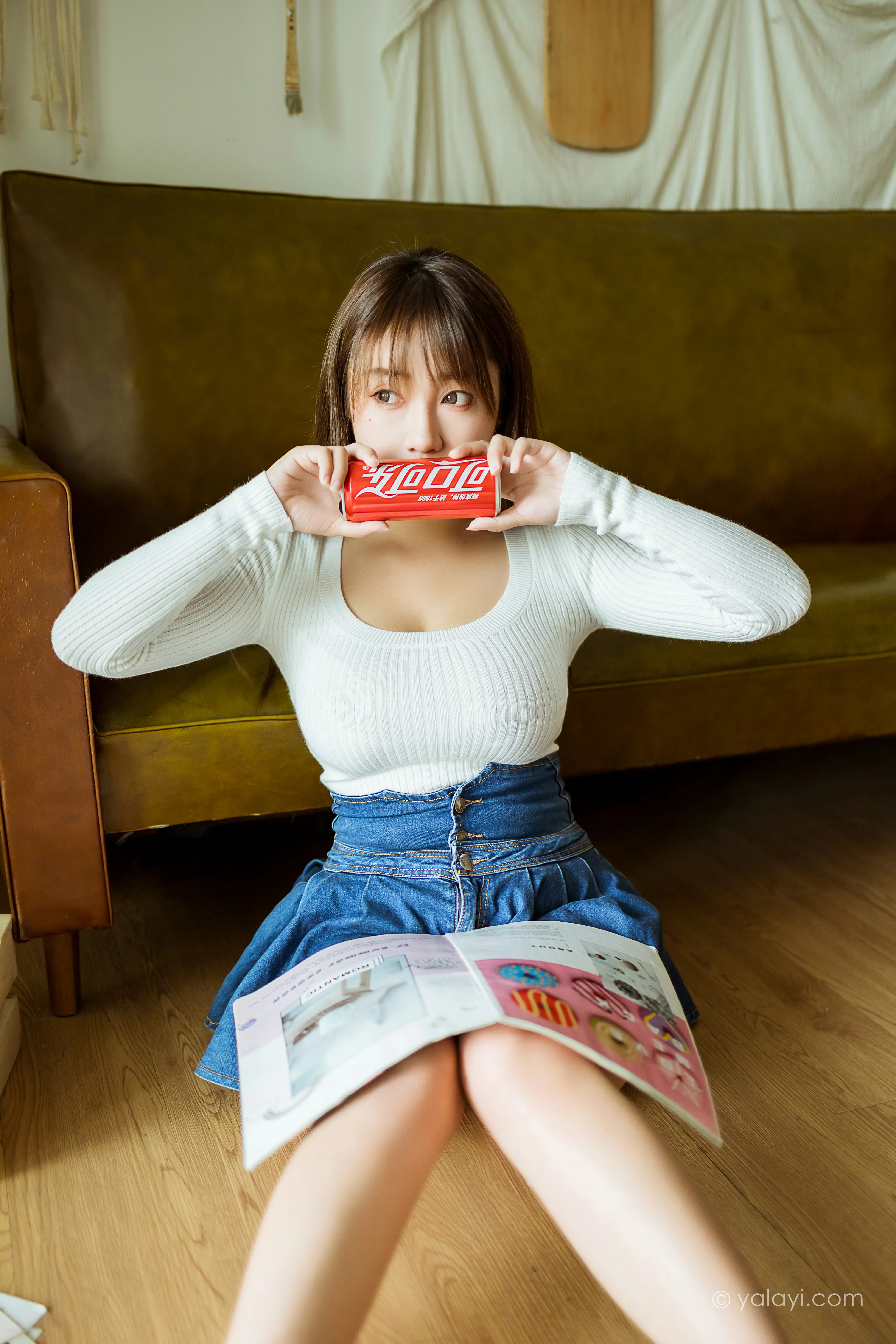 [YALAYI雅拉伊]NO.795 宅女日常 虞艺 白色毛衣加牛仔短裙性感私房写真集第4张