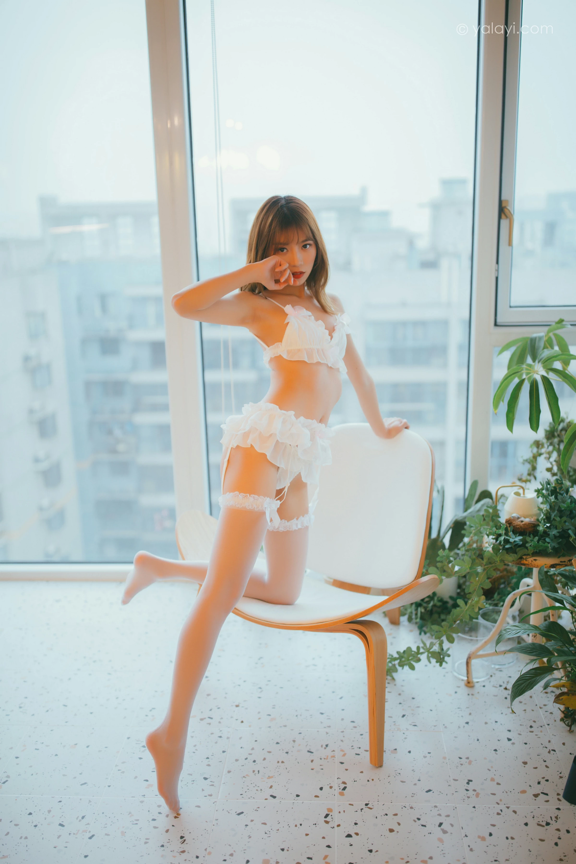 [YALAYI雅拉伊]NO.717 《心悸》 丽雅 白色情趣内衣与短裙加白色丝袜美腿性感私房写真集第4张