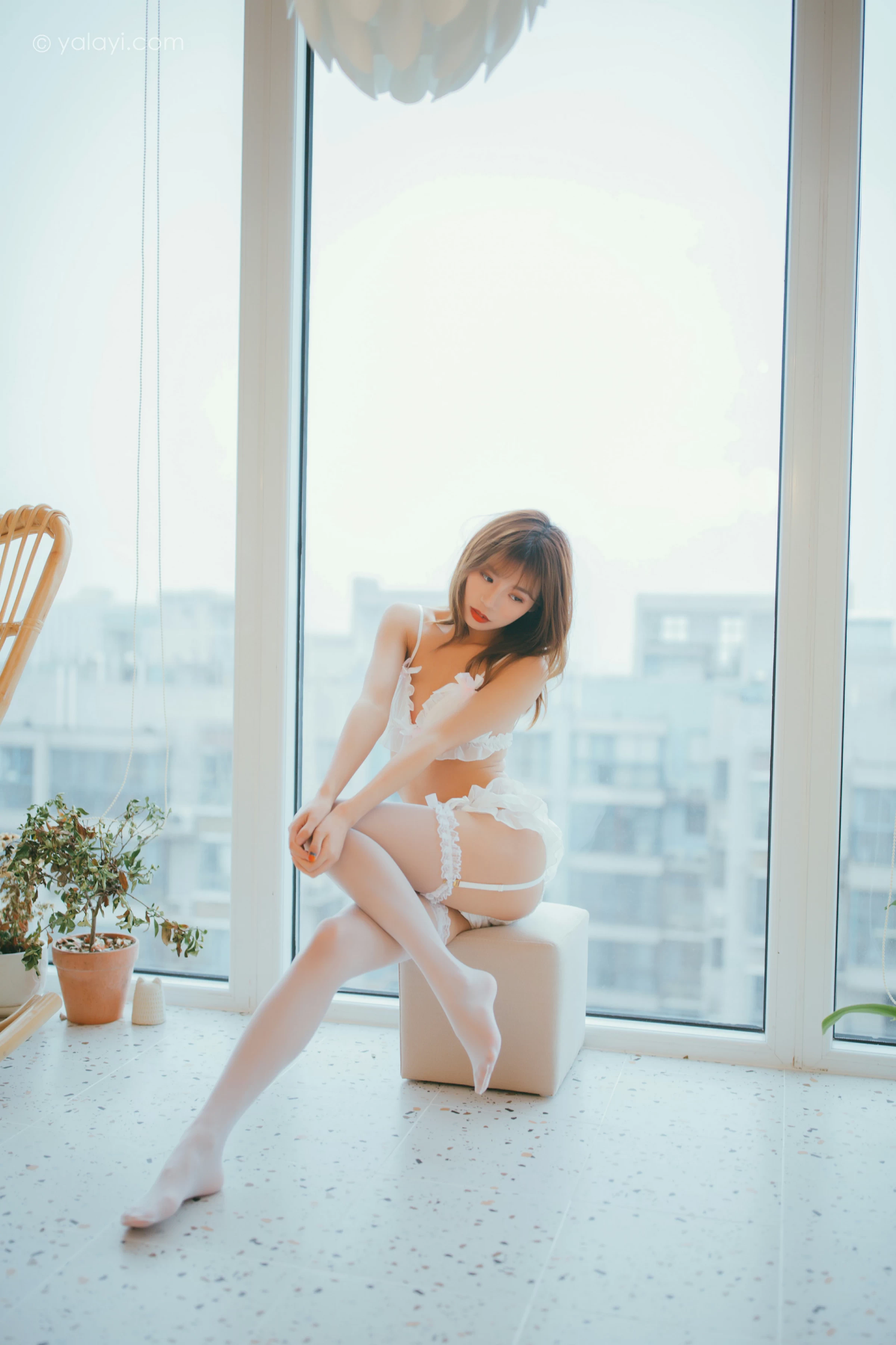 [YALAYI雅拉伊]NO.717 《心悸》 丽雅 白色情趣内衣与短裙加白色丝袜美腿性感私房写真集第10张