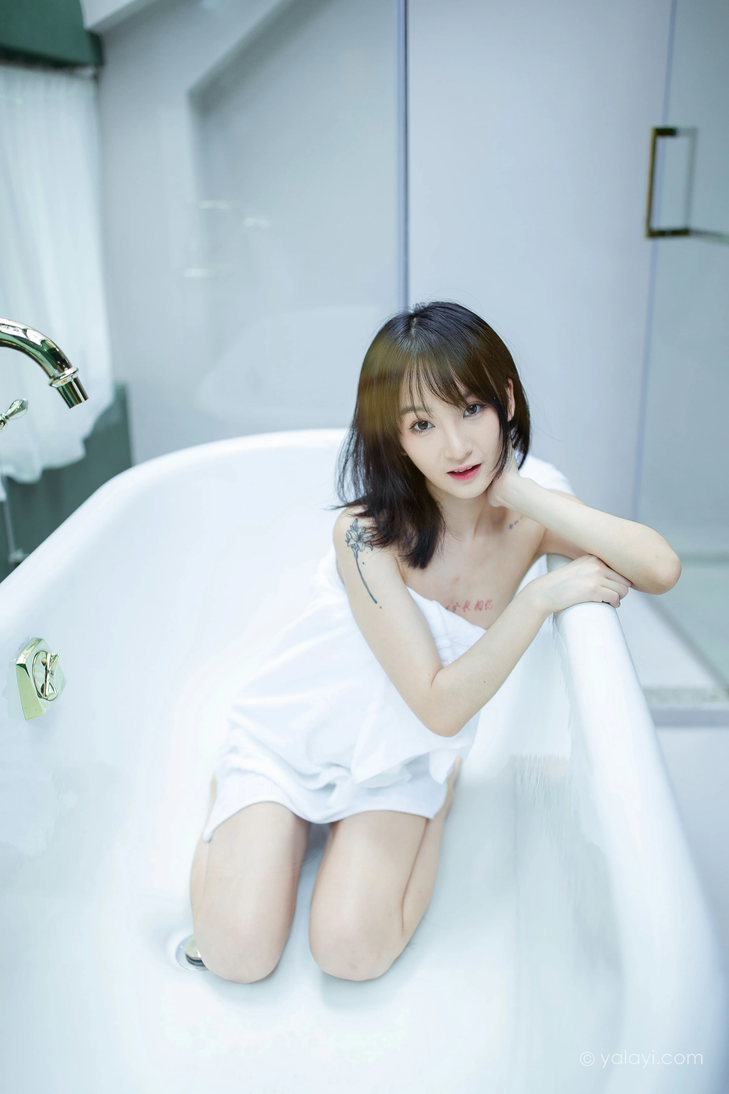 [YALAYI雅拉伊]NO.684 《清凉一夏》 落落 白色浴袍性感私房写真集第15张