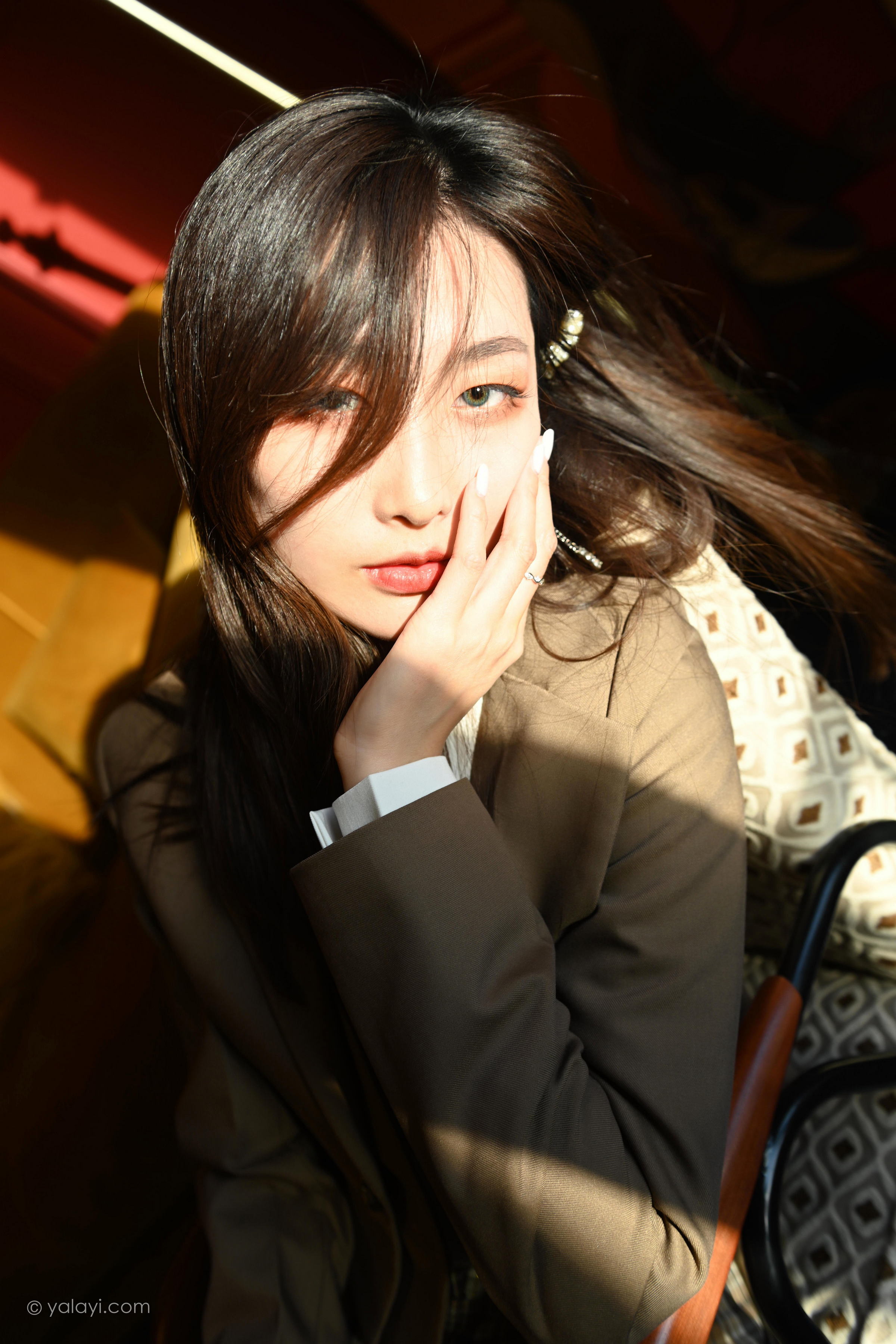 [YALAYI雅拉伊]2022.03.28 我的听众 佳佳 棕色JK制服加格子短裙性感写真集第10张