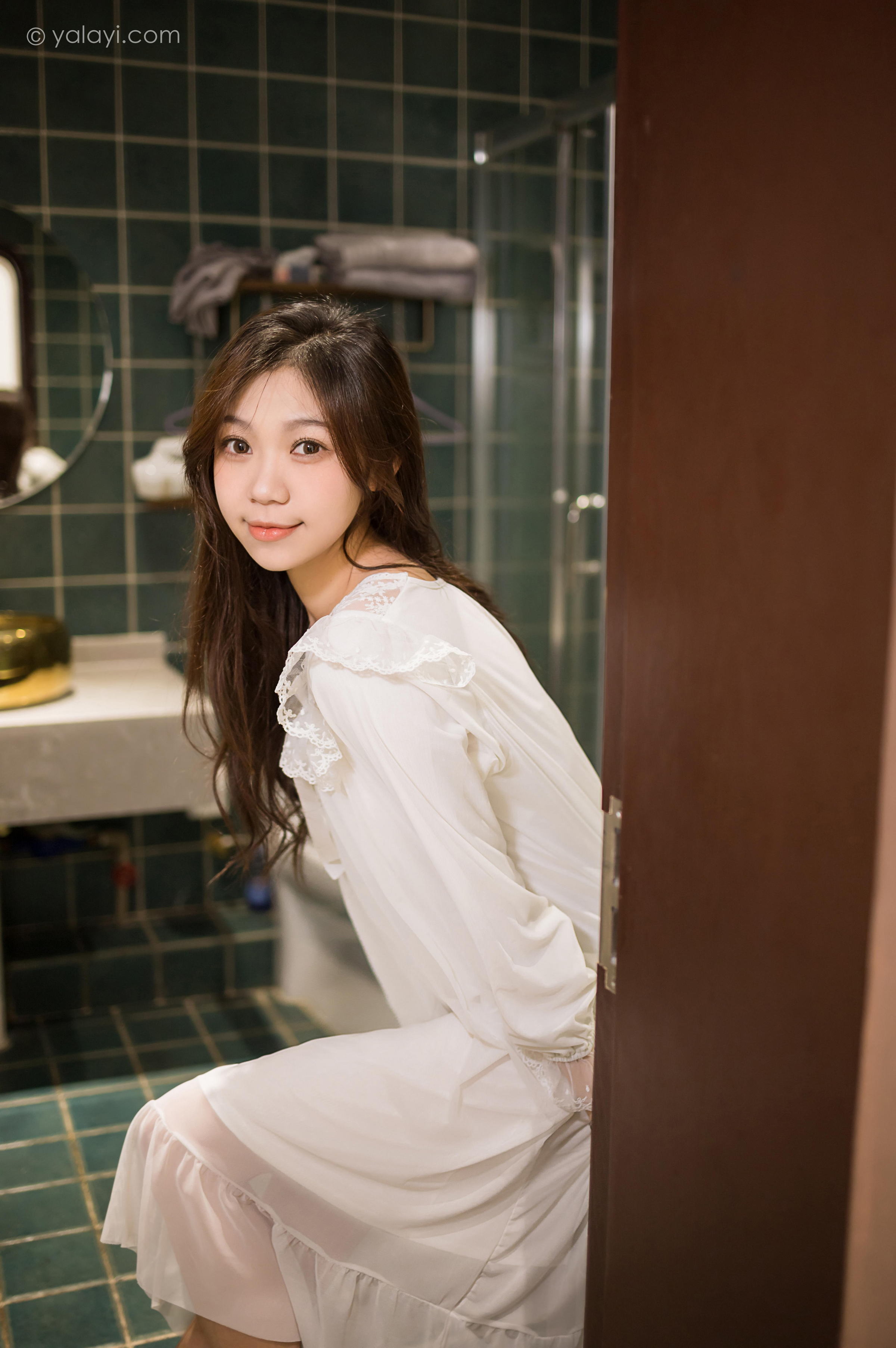 [YALAYI雅拉伊]2022.03.30 阁楼 梓瑶 白色透视睡衣裙性感写真集第1张