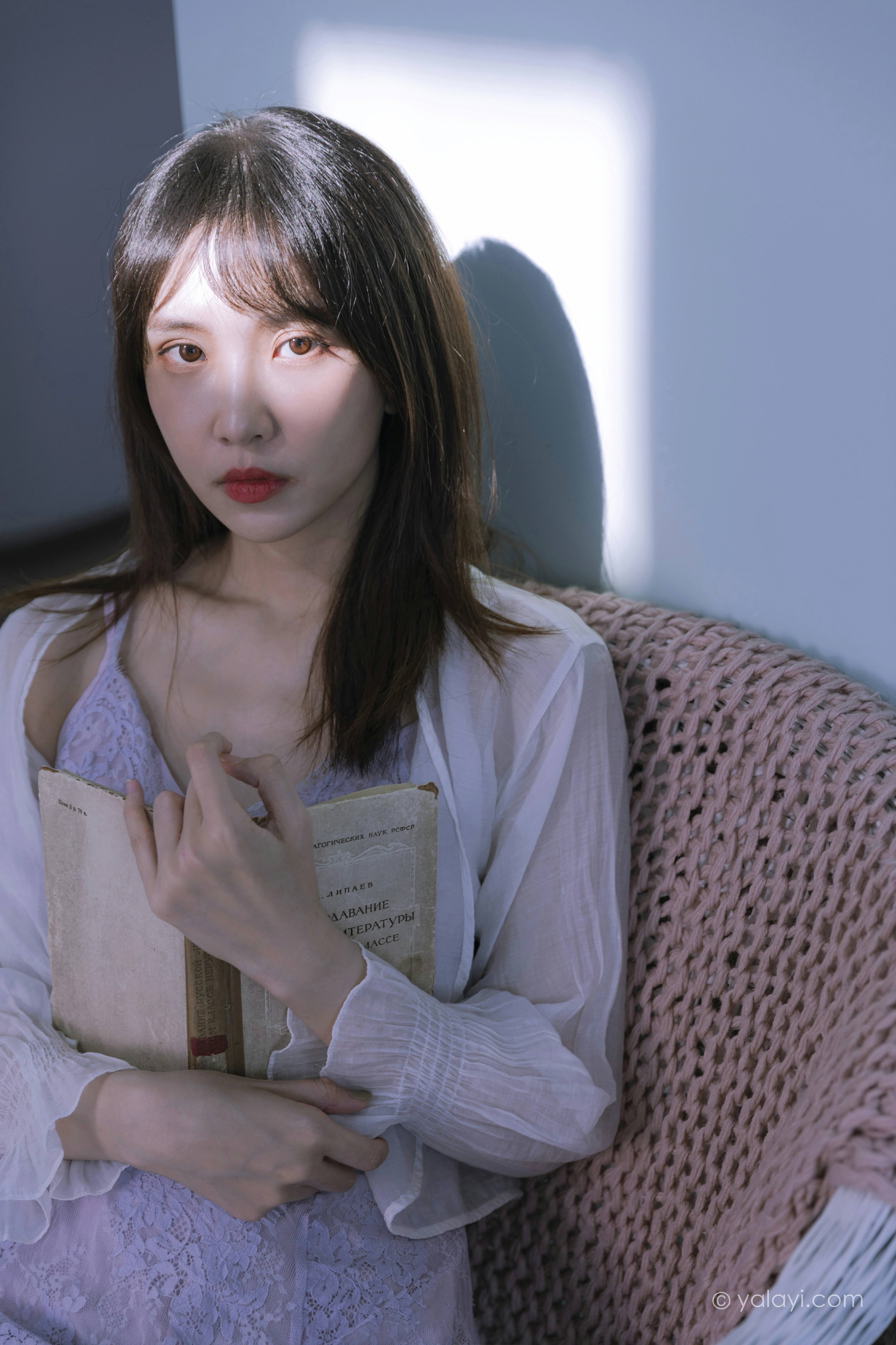 [YALAYI雅拉伊]NO.811 紫色的早晨 妍妍 白色透视蕾丝连衣裙居家私房写真集第5张