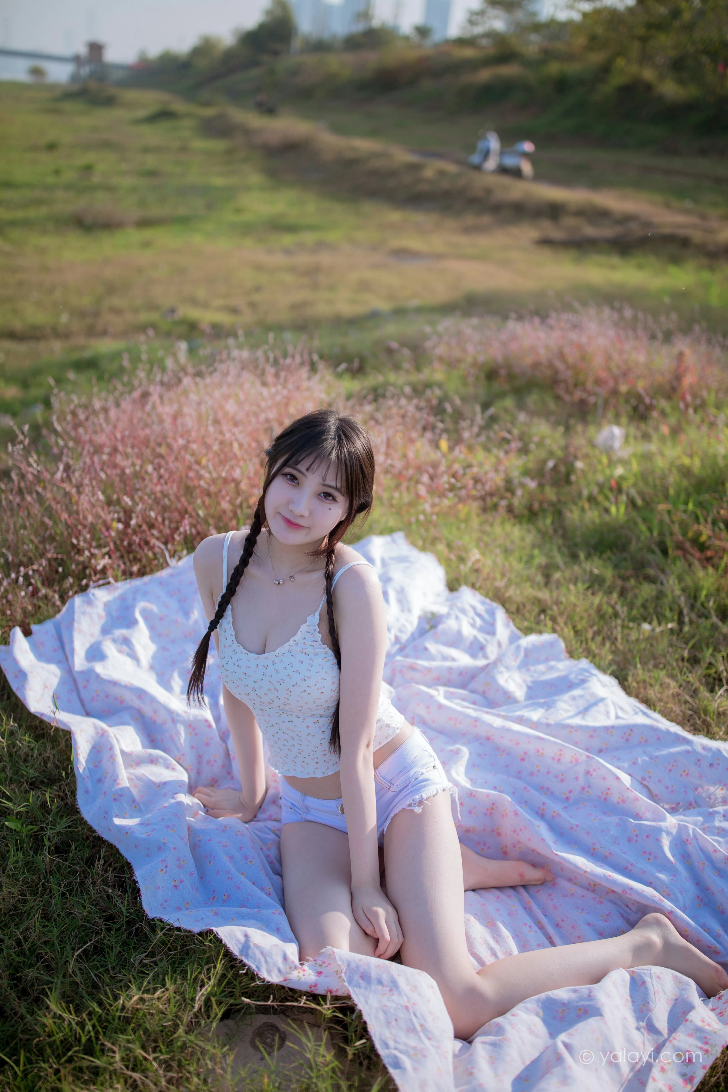 [YALAYI雅拉伊]NO.736 《去江边》 瓶儿 白色性感紧身小背心加牛仔热裤写真集第6张