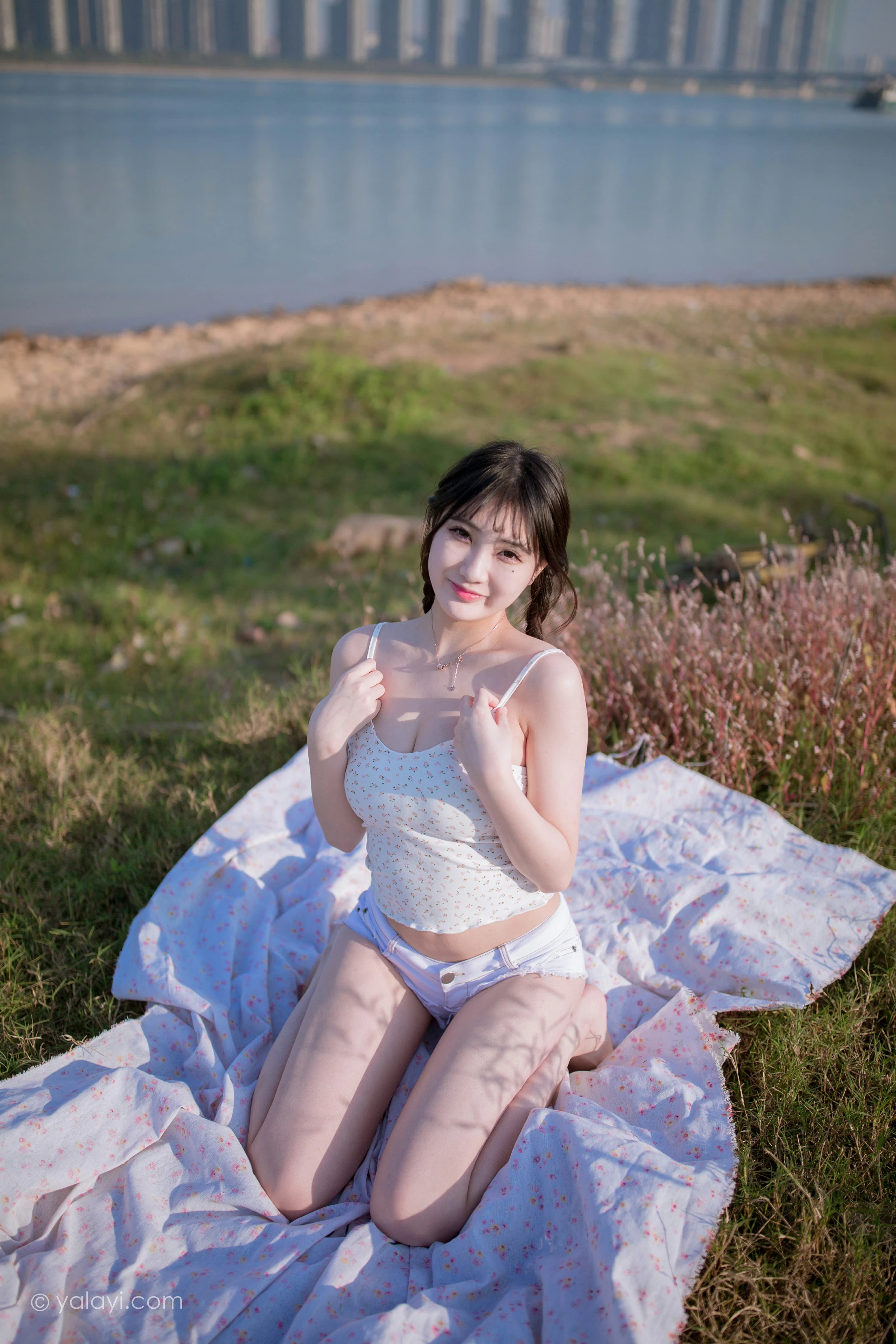 [YALAYI雅拉伊]NO.736 《去江边》 瓶儿 白色性感紧身小背心加牛仔热裤写真集第9张