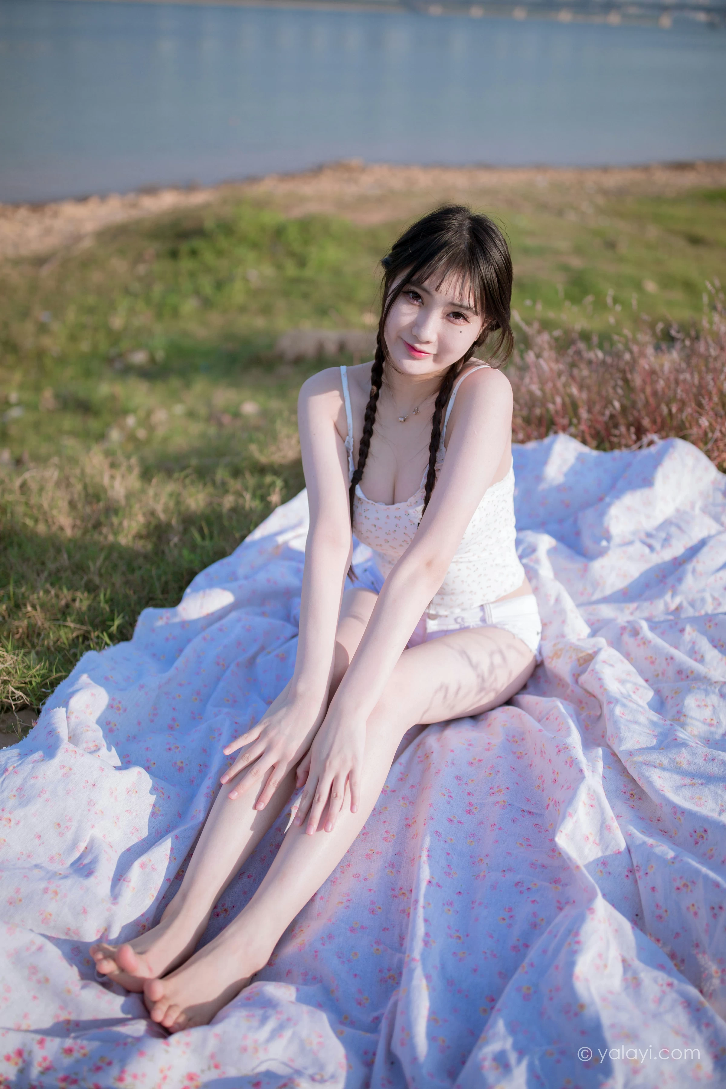 [YALAYI雅拉伊]NO.736 《去江边》 瓶儿 白色性感紧身小背心加牛仔热裤写真集第6张