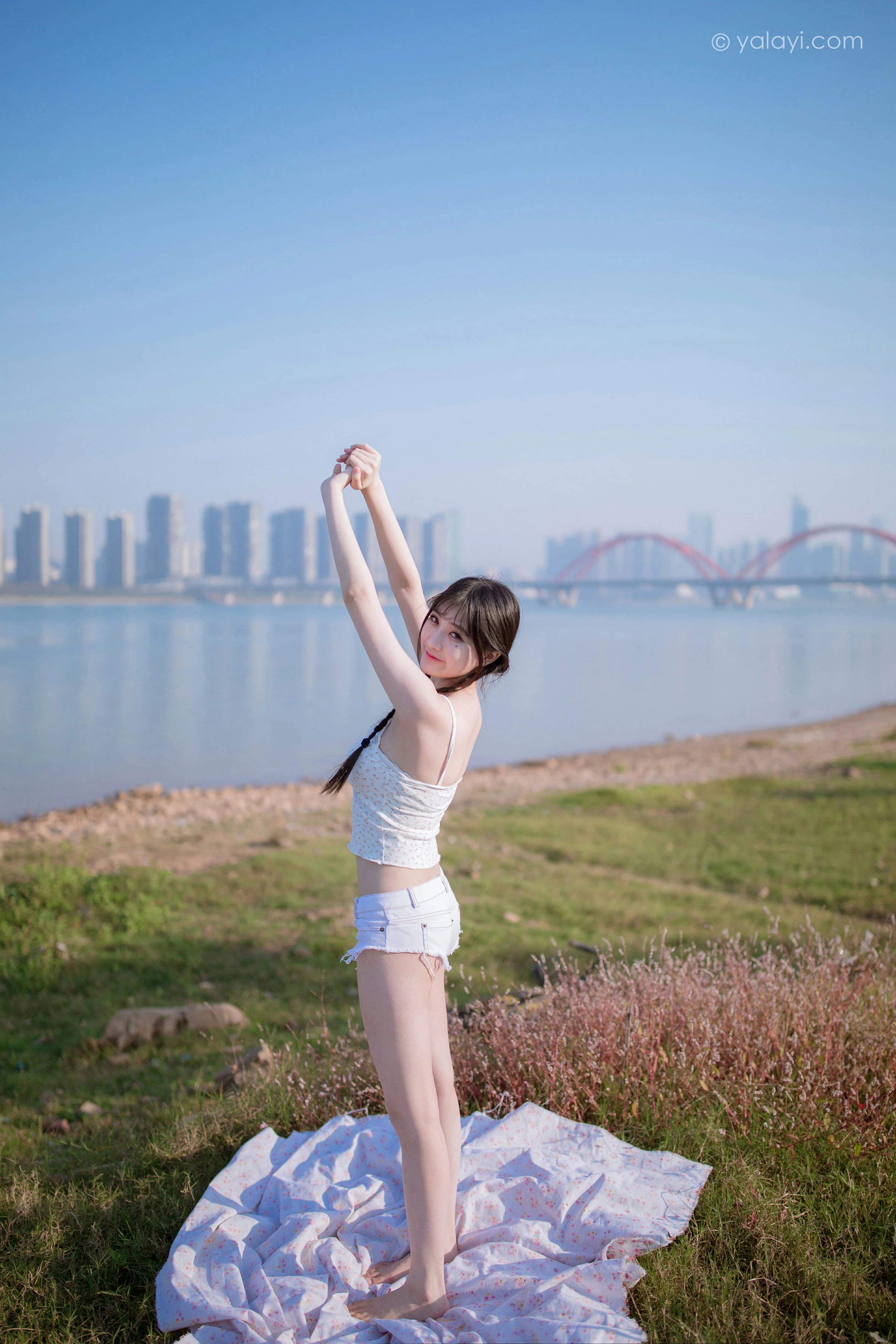 [YALAYI雅拉伊]NO.736 《去江边》 瓶儿 白色性感紧身小背心加牛仔热裤写真集第9张