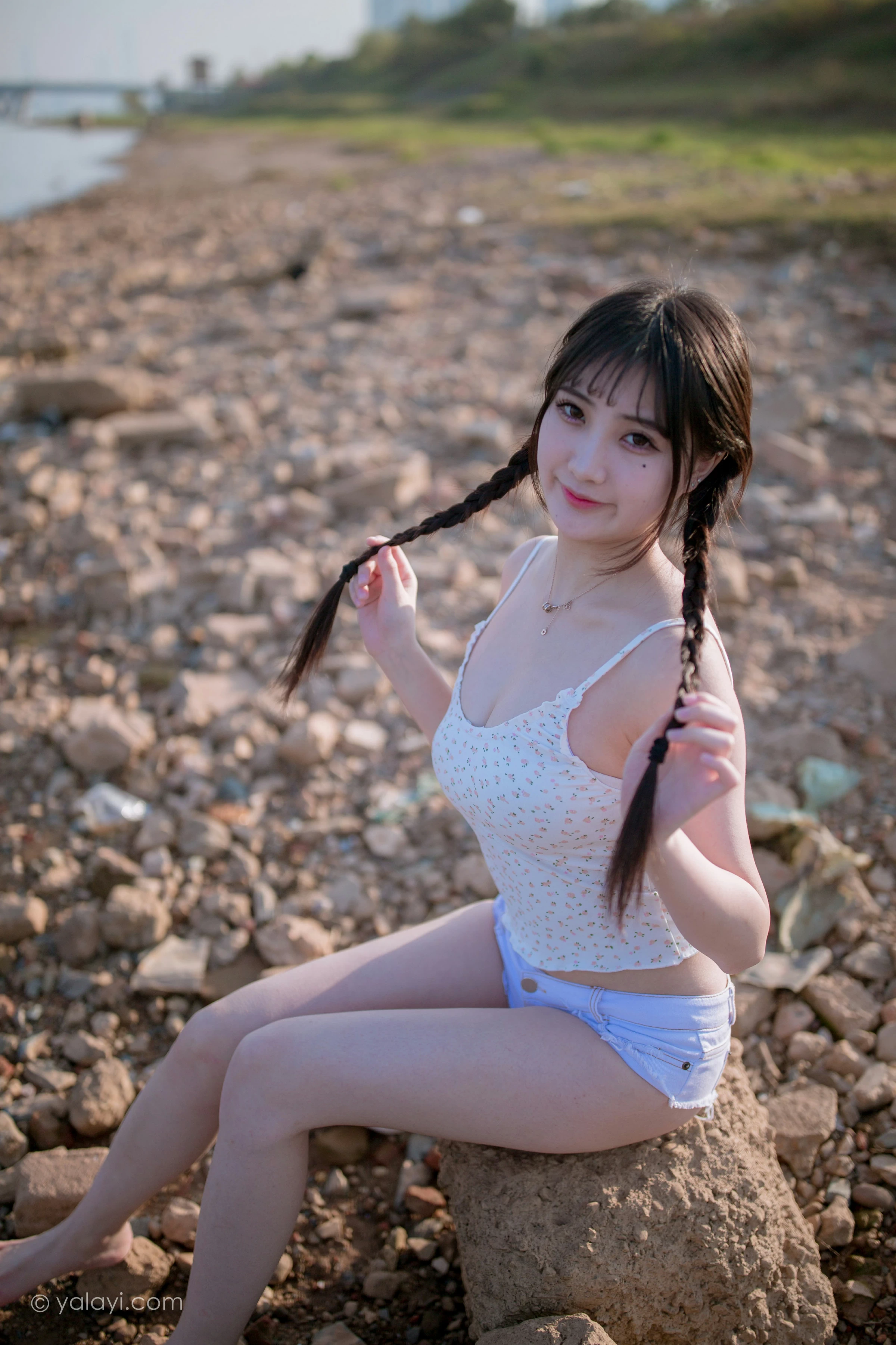 [YALAYI雅拉伊]NO.736 《去江边》 瓶儿 白色性感紧身小背心加牛仔热裤写真集第11张