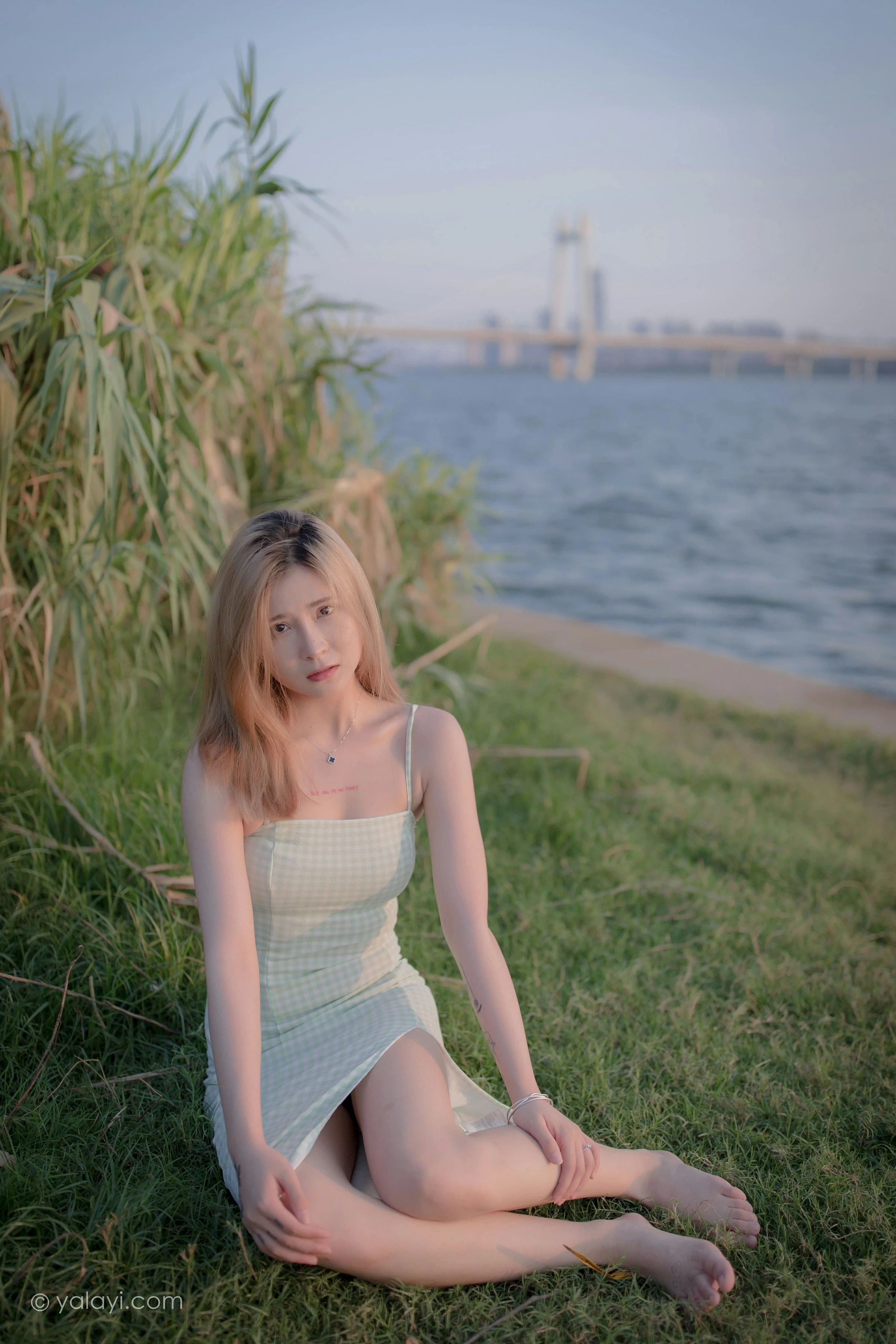 [YALAYI雅拉伊]NO.712 《风继续吹》 梦涵 紧身吊带连衣裙休闲写真第2张