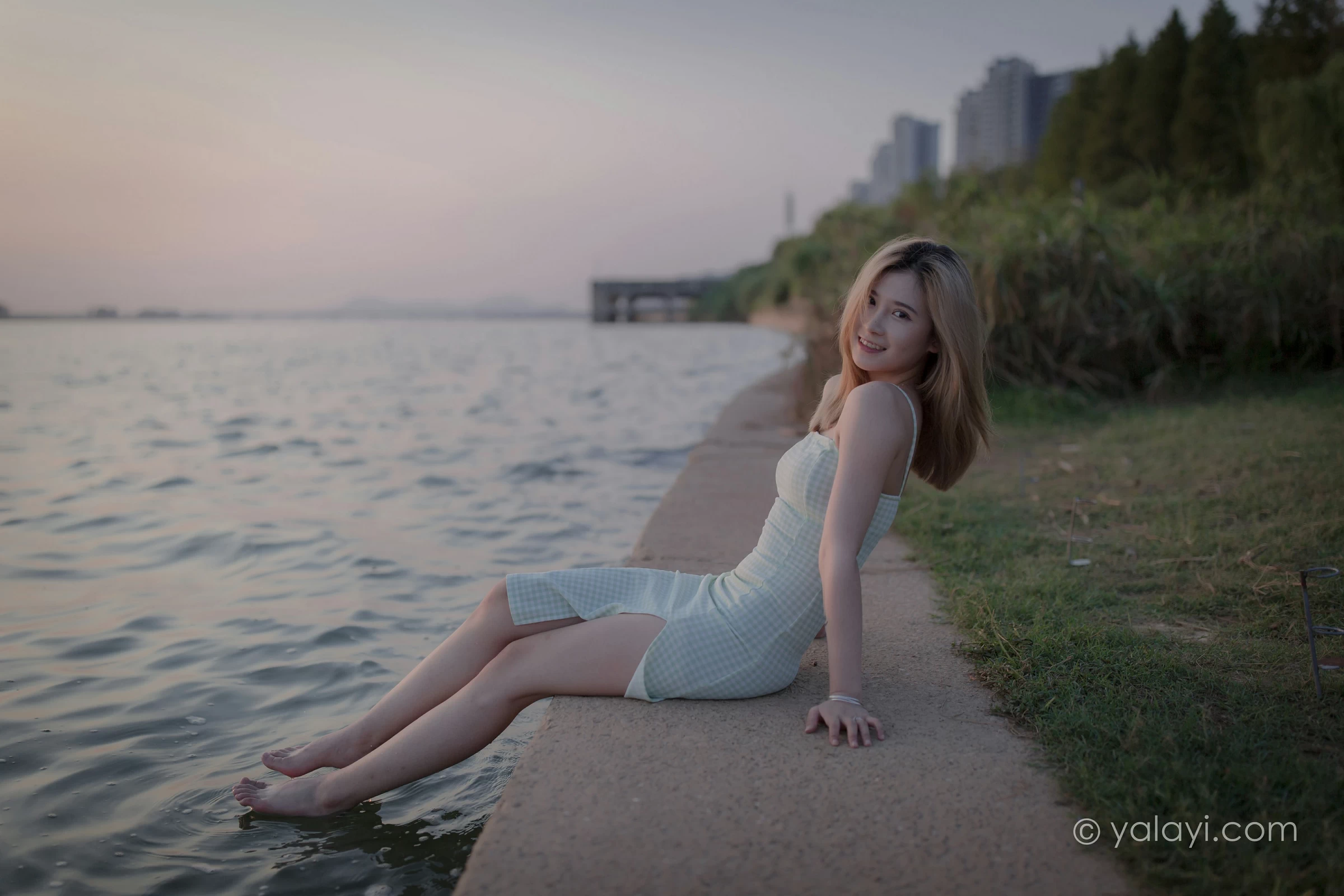 [YALAYI雅拉伊]NO.712 《风继续吹》 梦涵 紧身吊带连衣裙休闲写真第7张