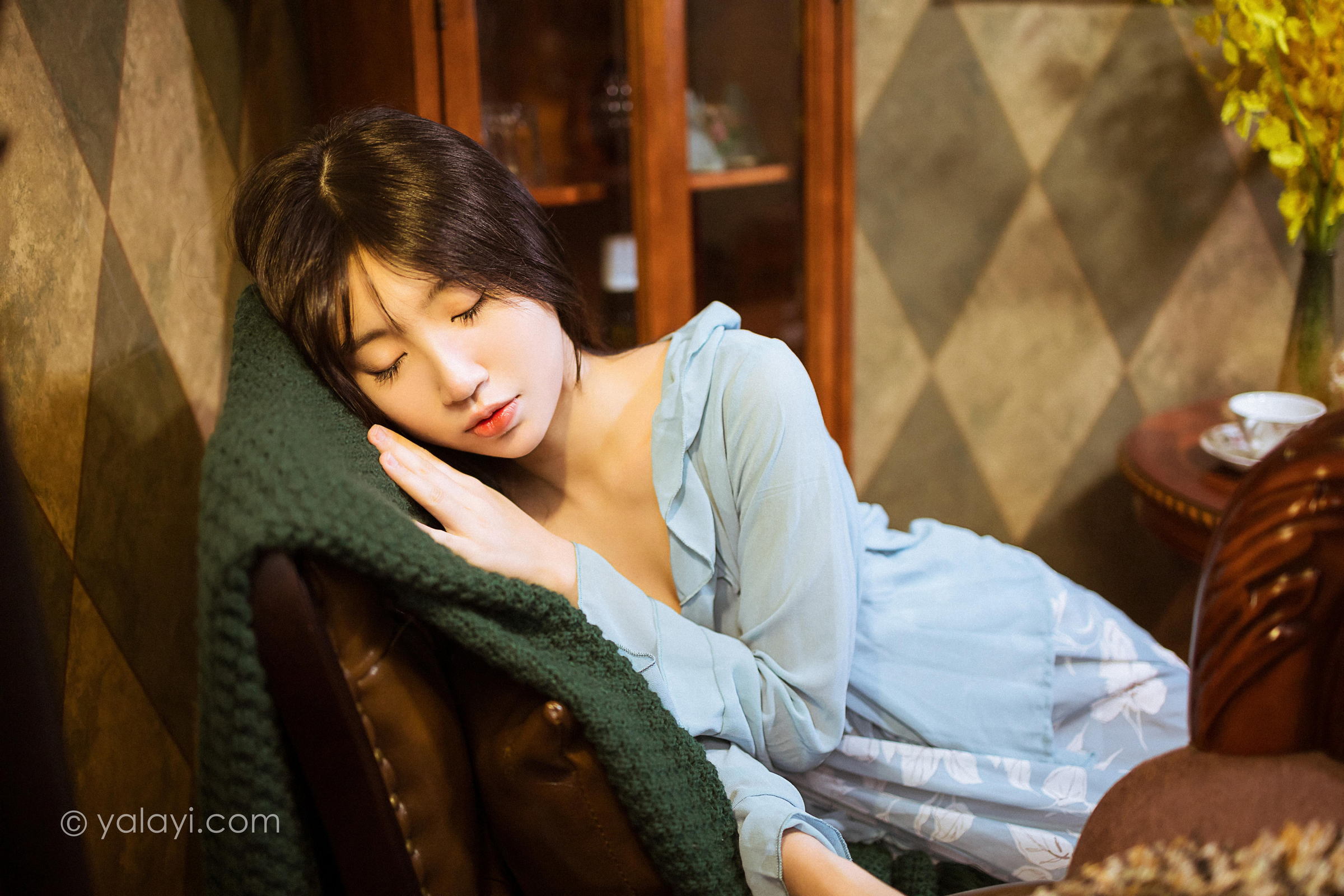 [YALAYI雅拉伊]2022.08.19 一去不复返 小乔 灰色外套加吊带连衣裙清纯写真集第13张