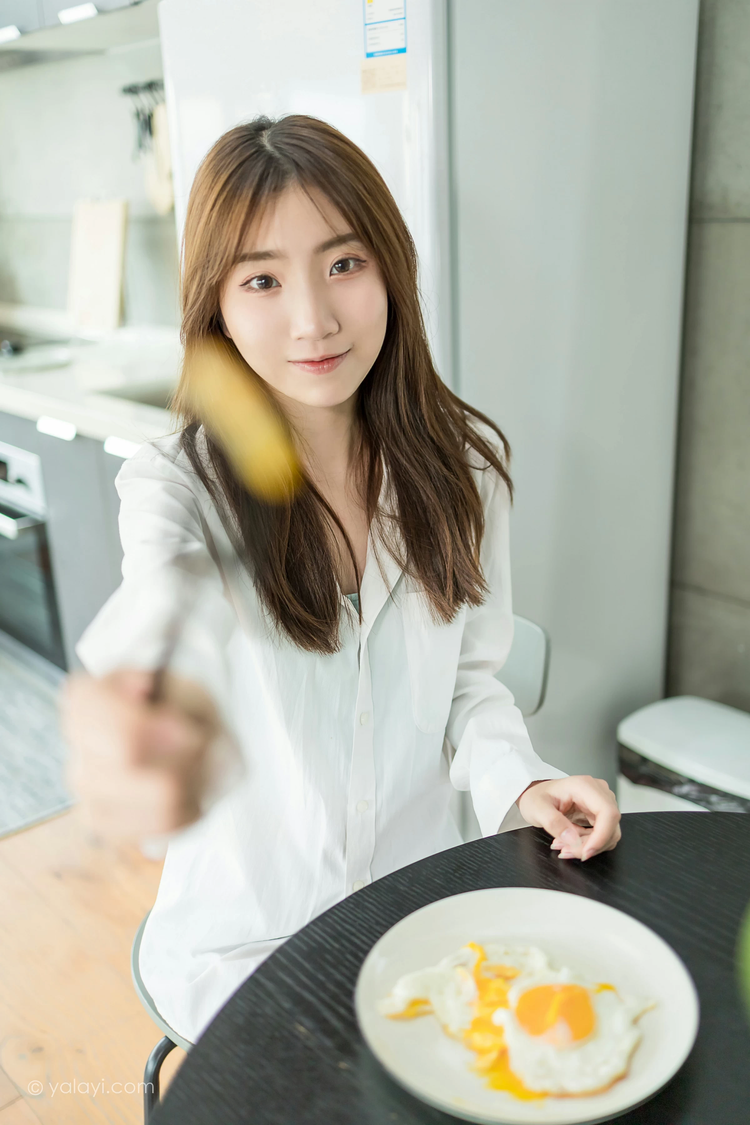[YALAYI雅拉伊]NO.686 《亲爱的早安》 小乔 白色衬衫加牛仔热裤性感私房写真集第17张