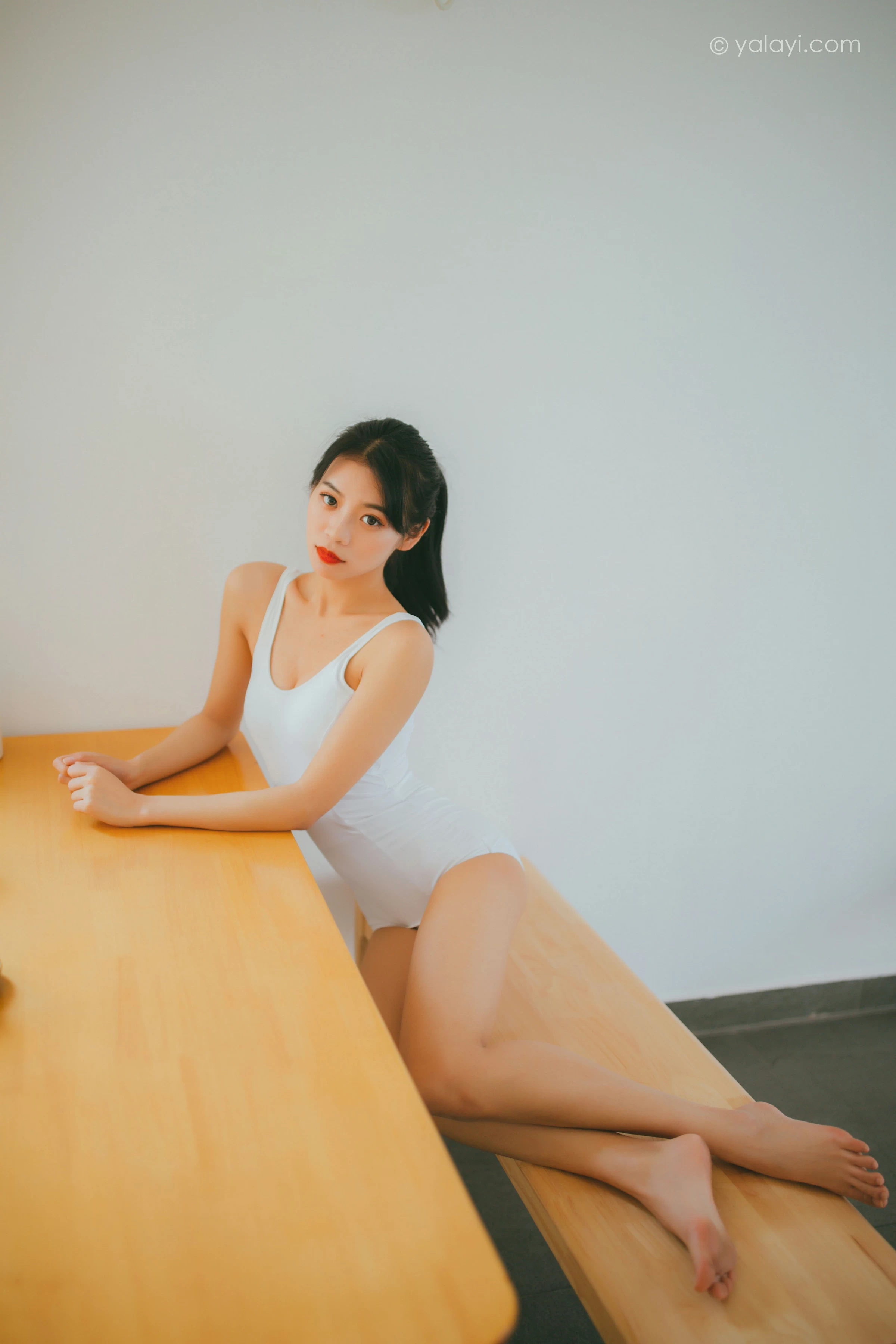 [YALAYI雅拉伊]NO.660 《消暑少女》 丽雅 白色连体体操服性感私房写真集第4张