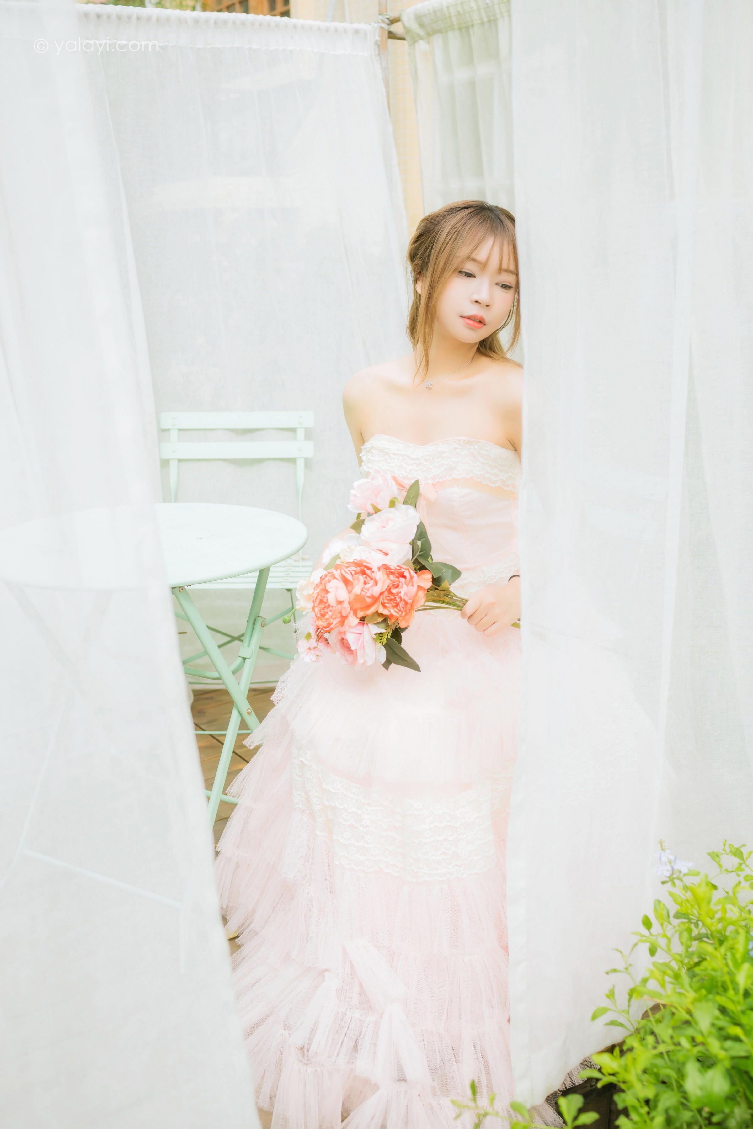 [YALAYI雅拉伊]2022.08.22 佳人 阿禾 粉色抹胸蕾丝加衣裙性感写真集第1张