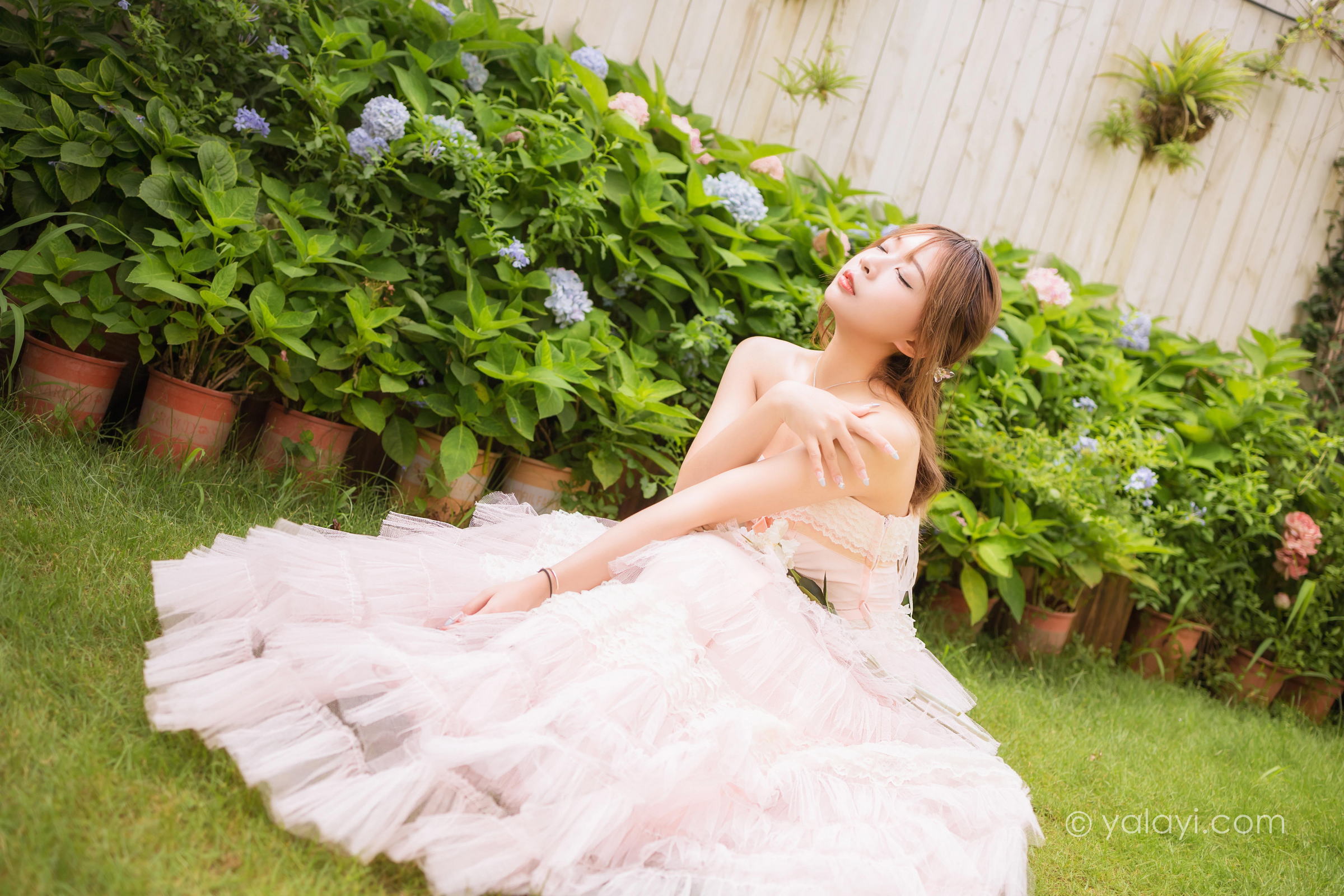 [YALAYI雅拉伊]2022.08.22 佳人 阿禾 粉色抹胸蕾丝加衣裙性感写真集第3张
