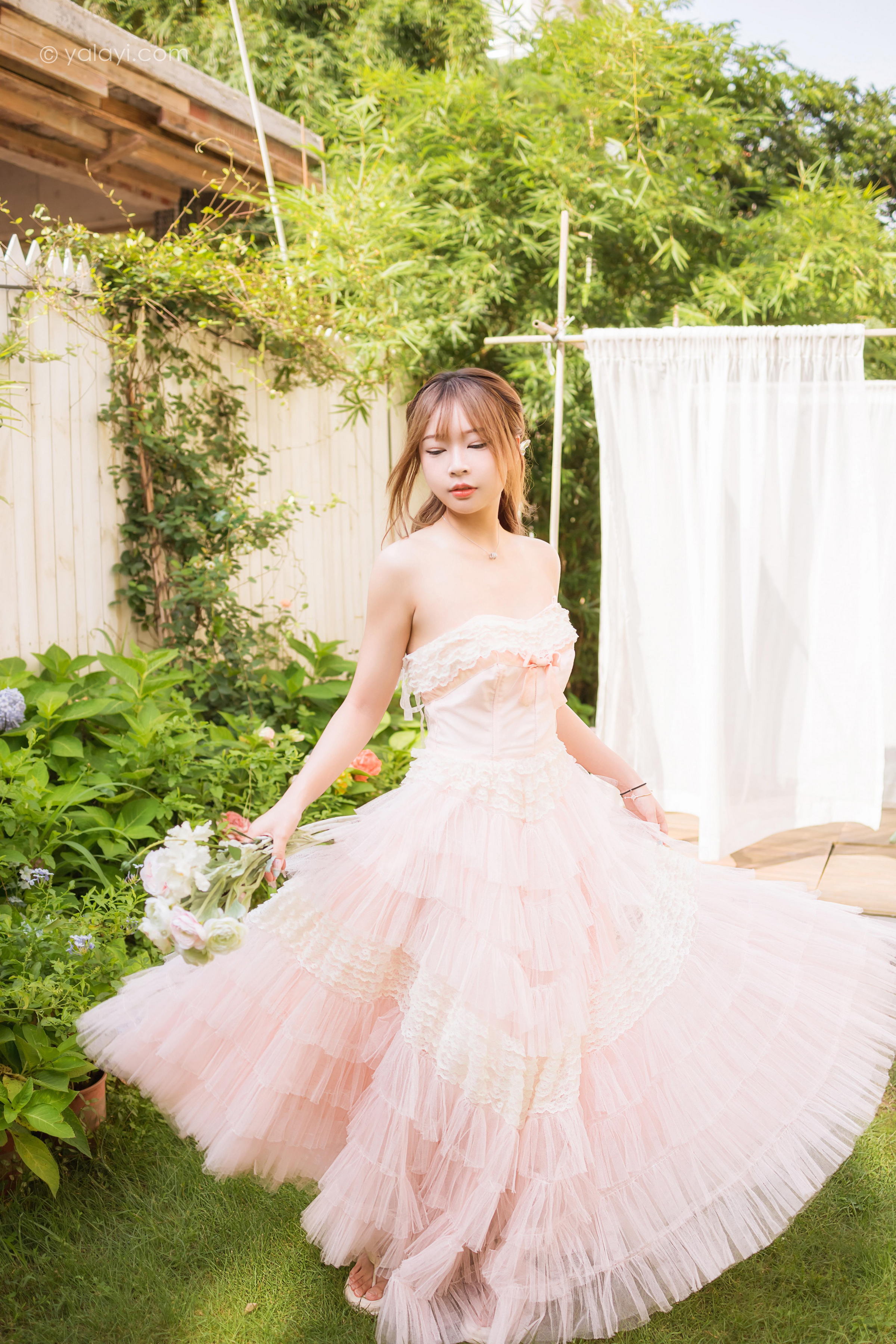 [YALAYI雅拉伊]2022.08.22 佳人 阿禾 粉色抹胸蕾丝加衣裙性感写真集第9张