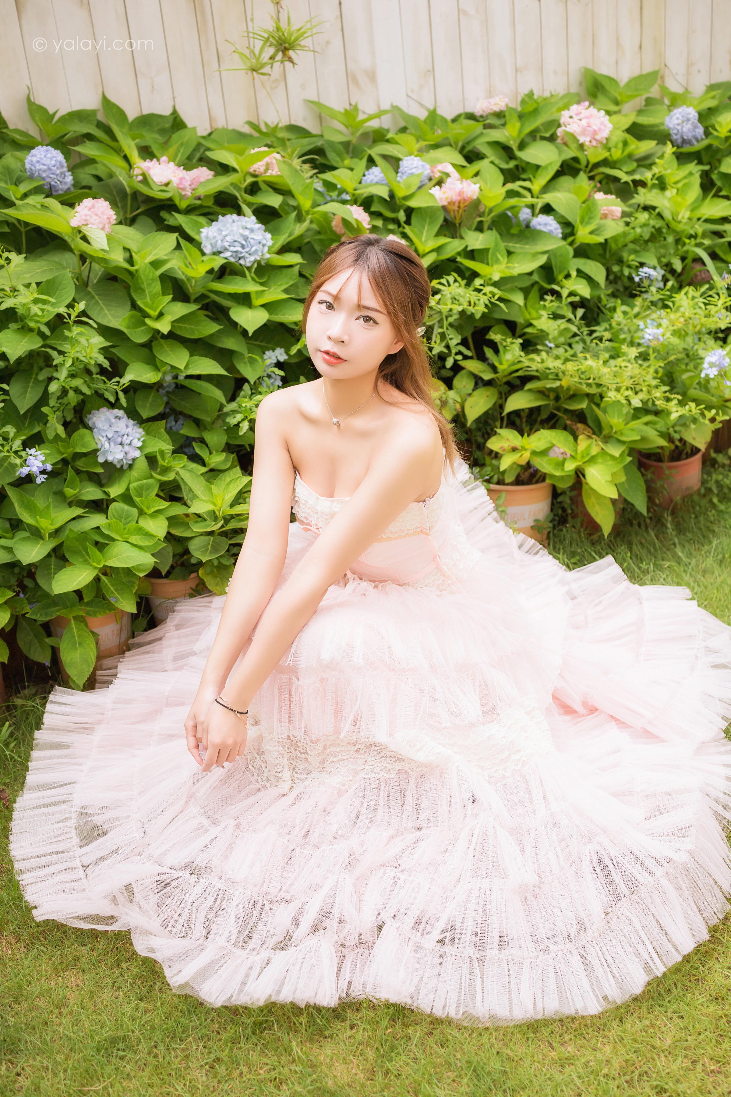 [YALAYI雅拉伊]2022.08.22 佳人 阿禾 粉色抹胸蕾丝加衣裙性感写真集第13张
