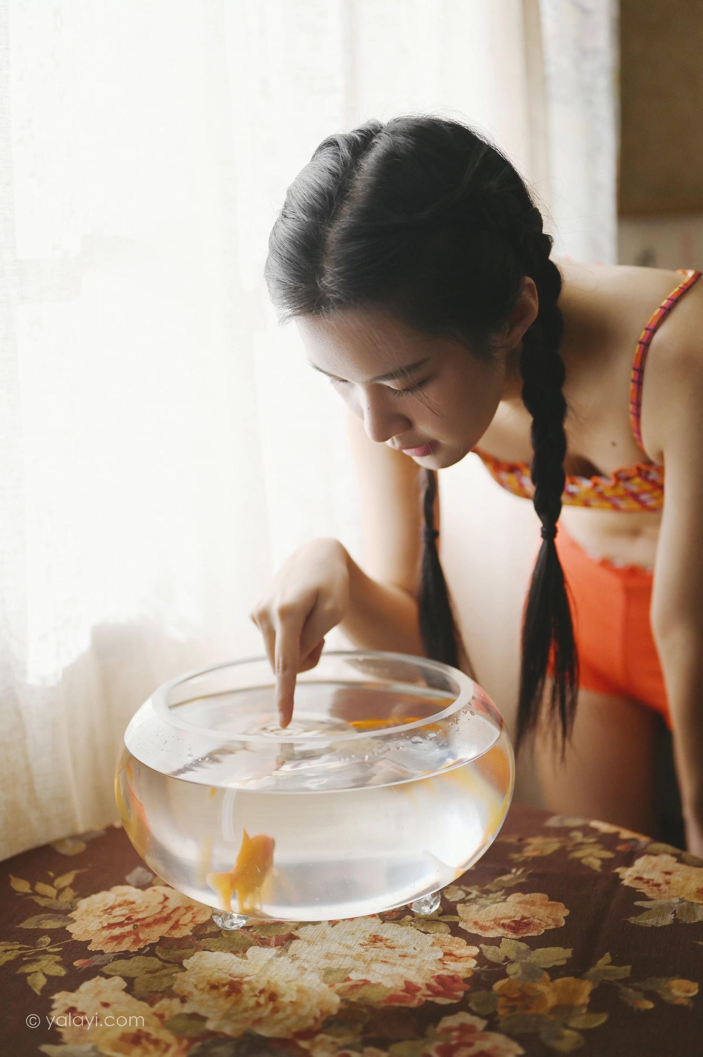 [YALAYI雅拉伊]NO.737 《独处》 方岚 红色格子内衣加短裙性感私房写真集第8张