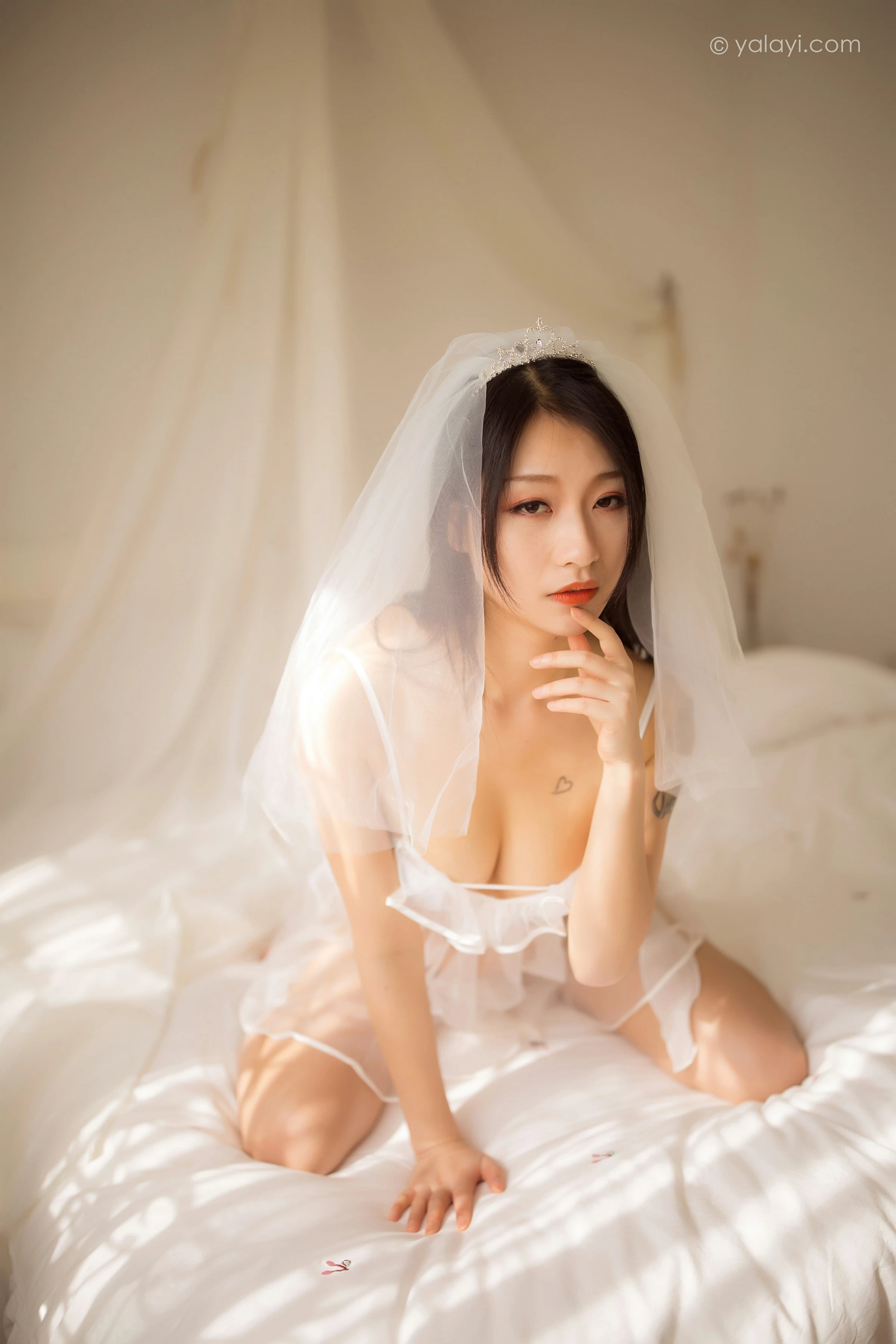 [YALAYI雅拉伊]NO.713 《等风也等你》 优优 白色透视情趣婚纱加情趣内衣性感私房写真集第14张