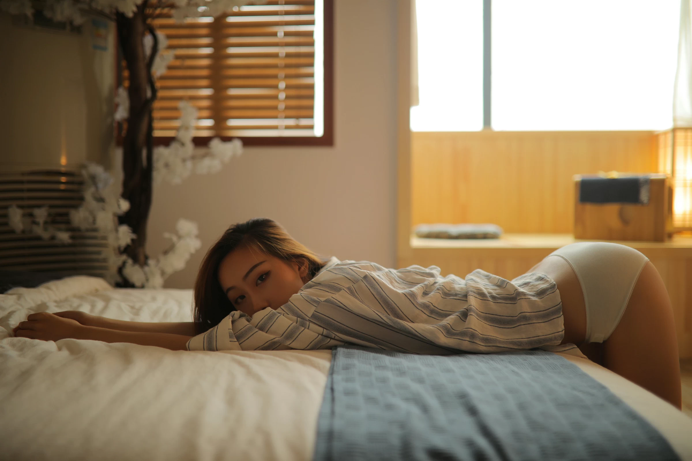 [YALAYI雅拉伊]NO.738 《无眠身懒》 晓琪 白色衬衫加蕾丝镂空内衣性感私房写真集第6张