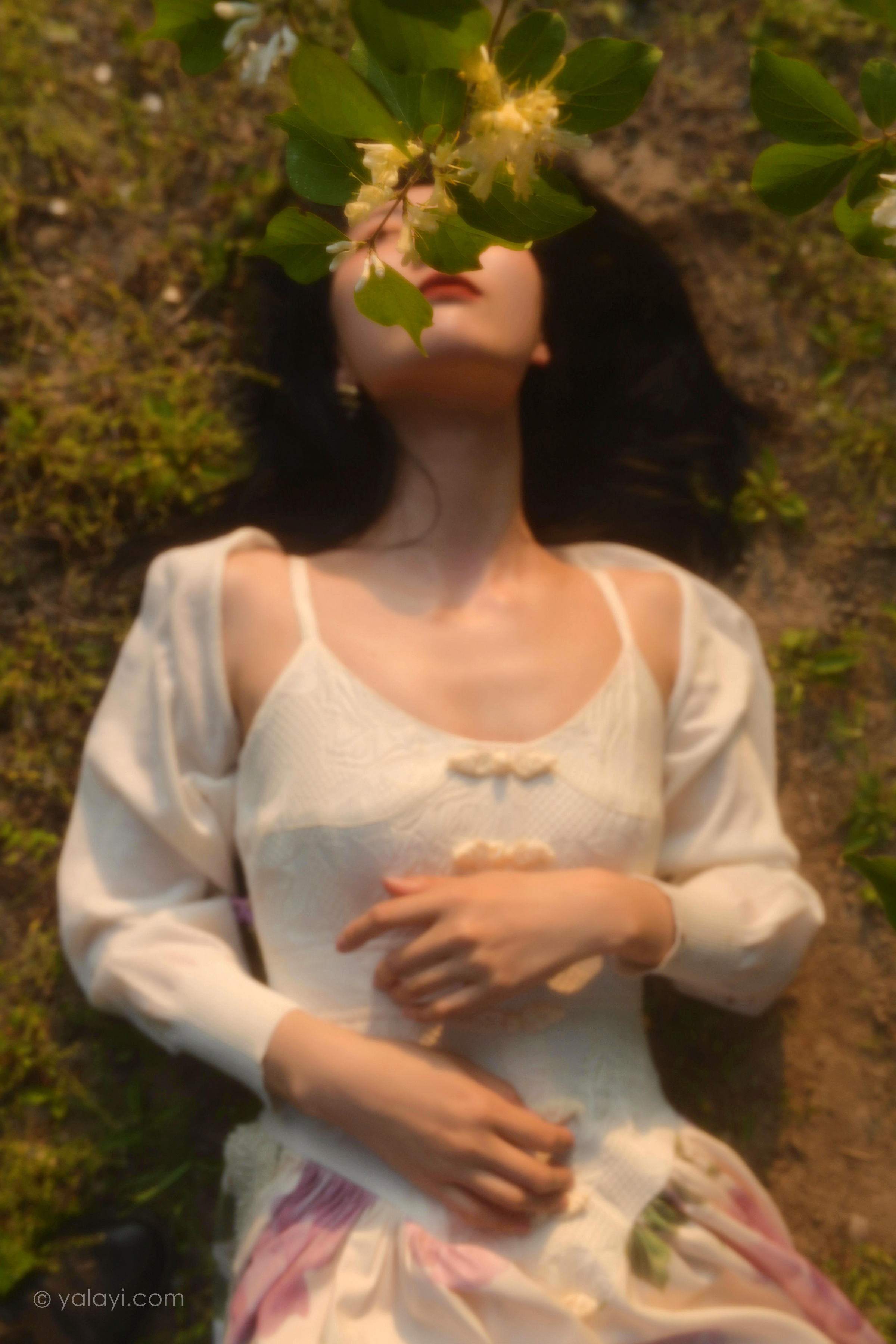 [YALAYI雅拉伊]2022.08.26 梦回 佳佳 白色透视小外套加吊带连衣裙清纯写真集第4张