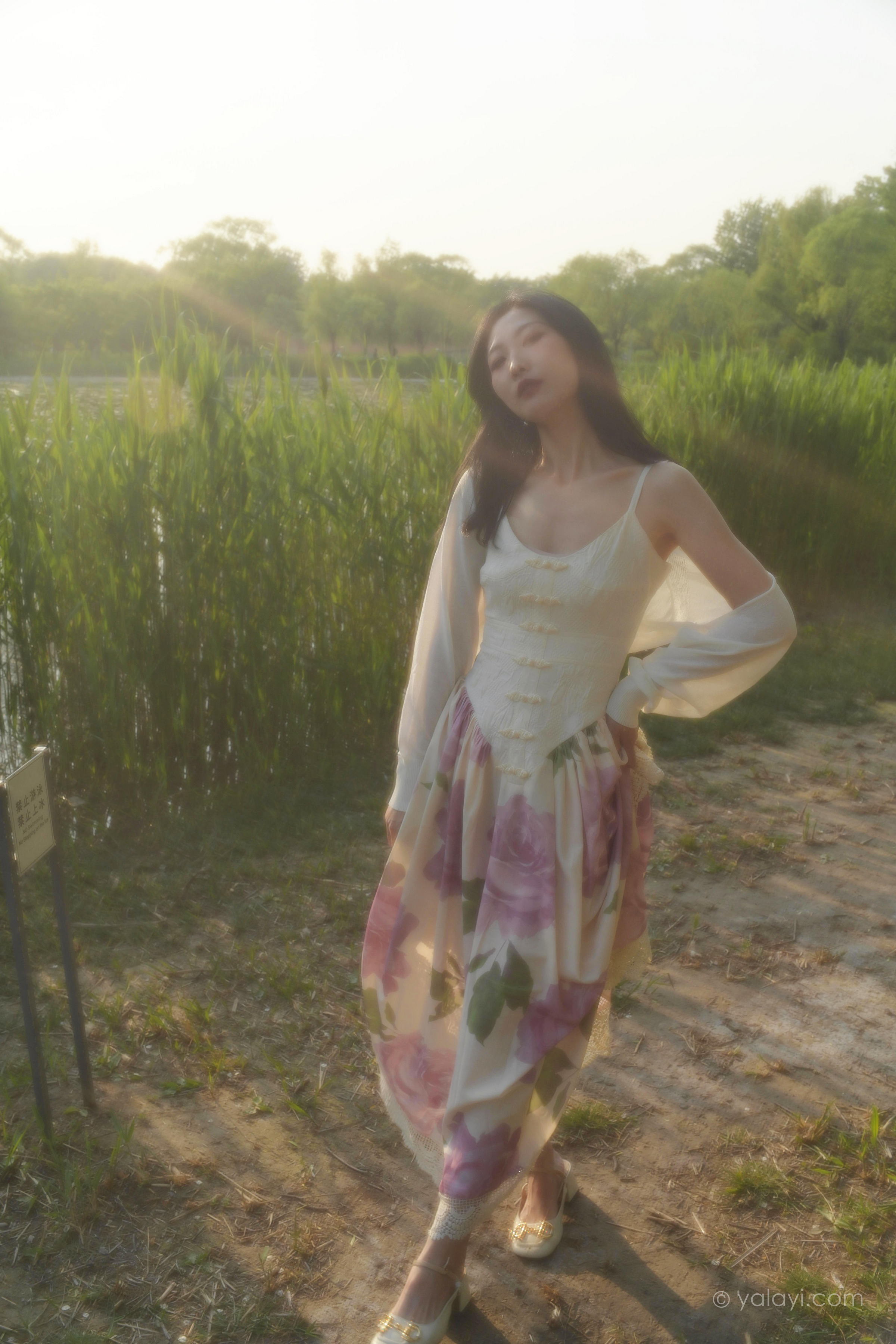 [YALAYI雅拉伊]2022.08.26 梦回 佳佳 白色透视小外套加吊带连衣裙清纯写真集第9张