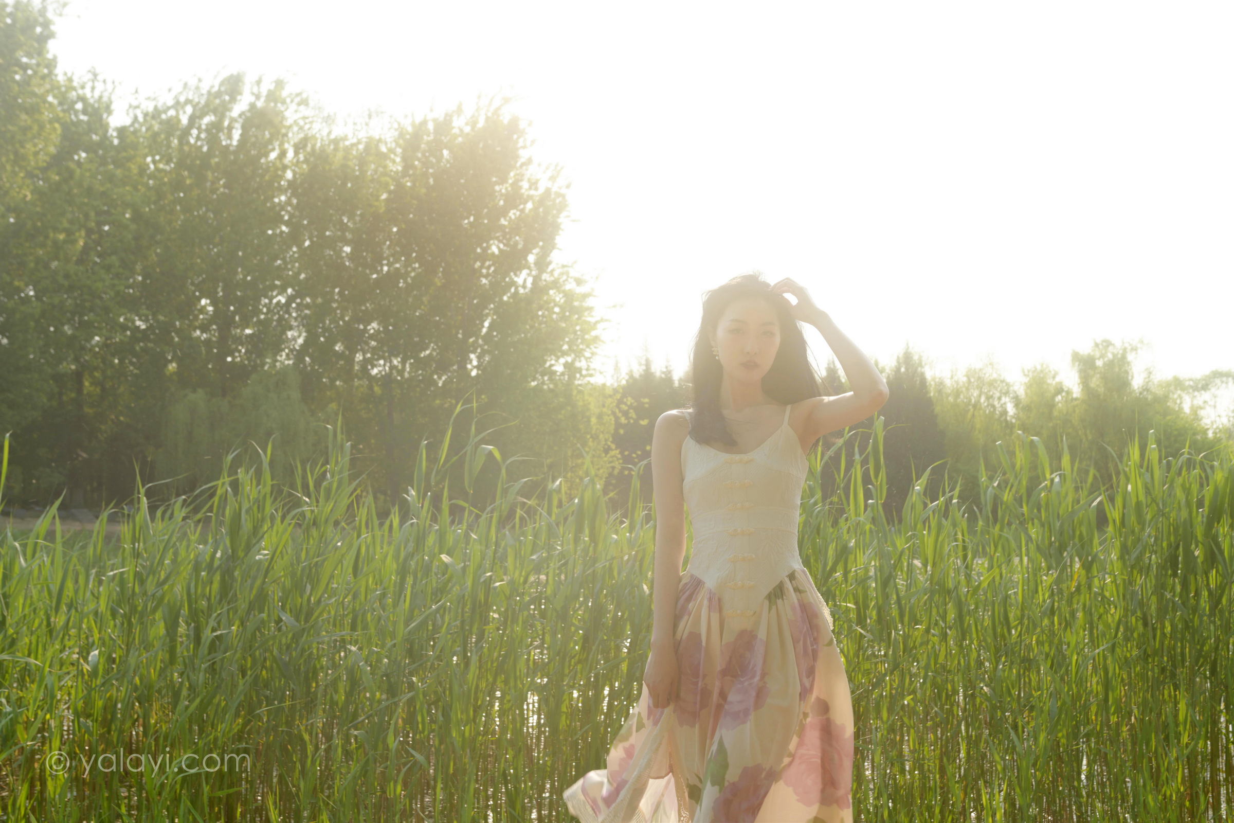 [YALAYI雅拉伊]2022.08.26 梦回 佳佳 白色透视小外套加吊带连衣裙清纯写真集第4张