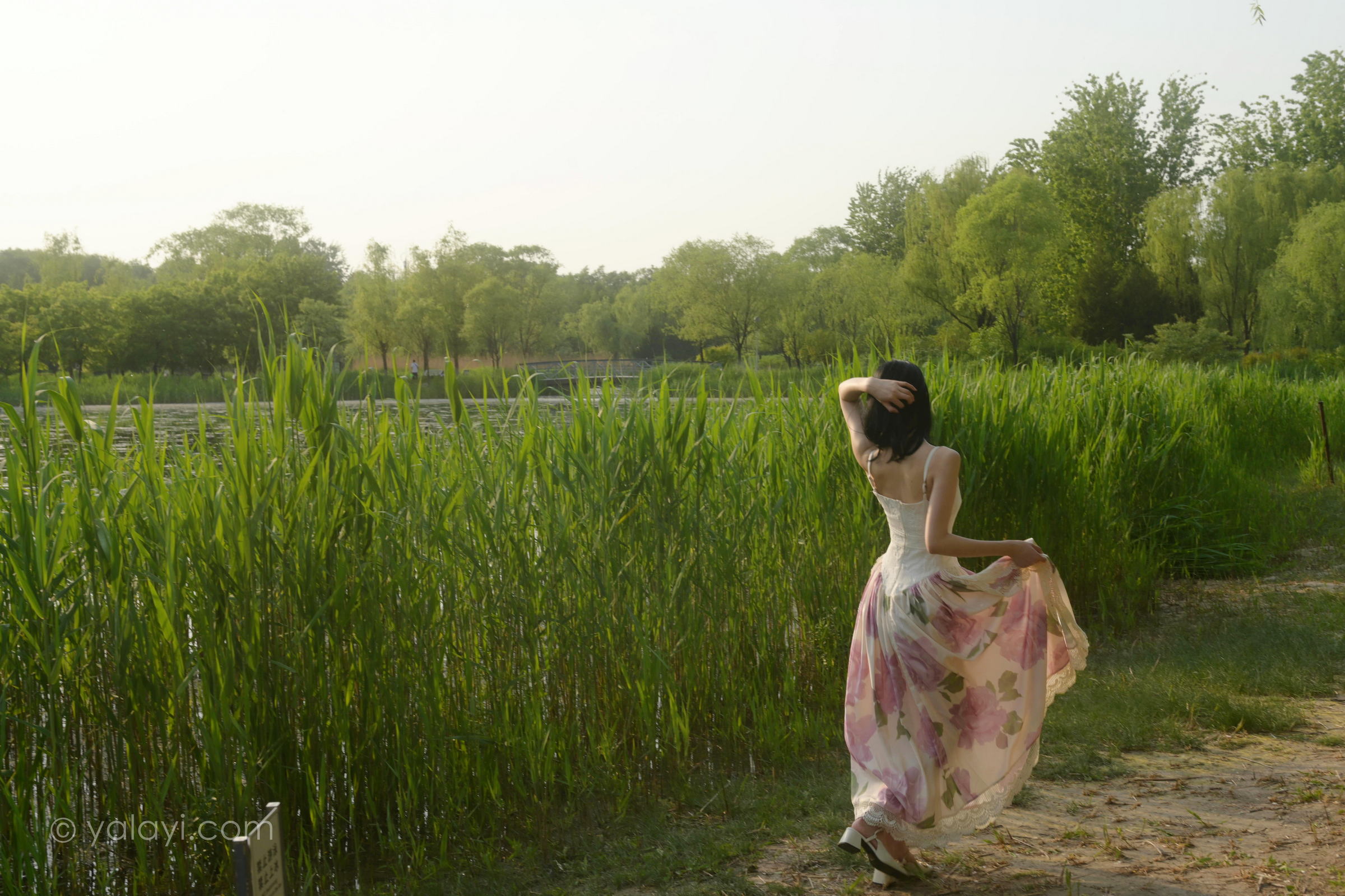 [YALAYI雅拉伊]2022.08.26 梦回 佳佳 白色透视小外套加吊带连衣裙清纯写真集第6张