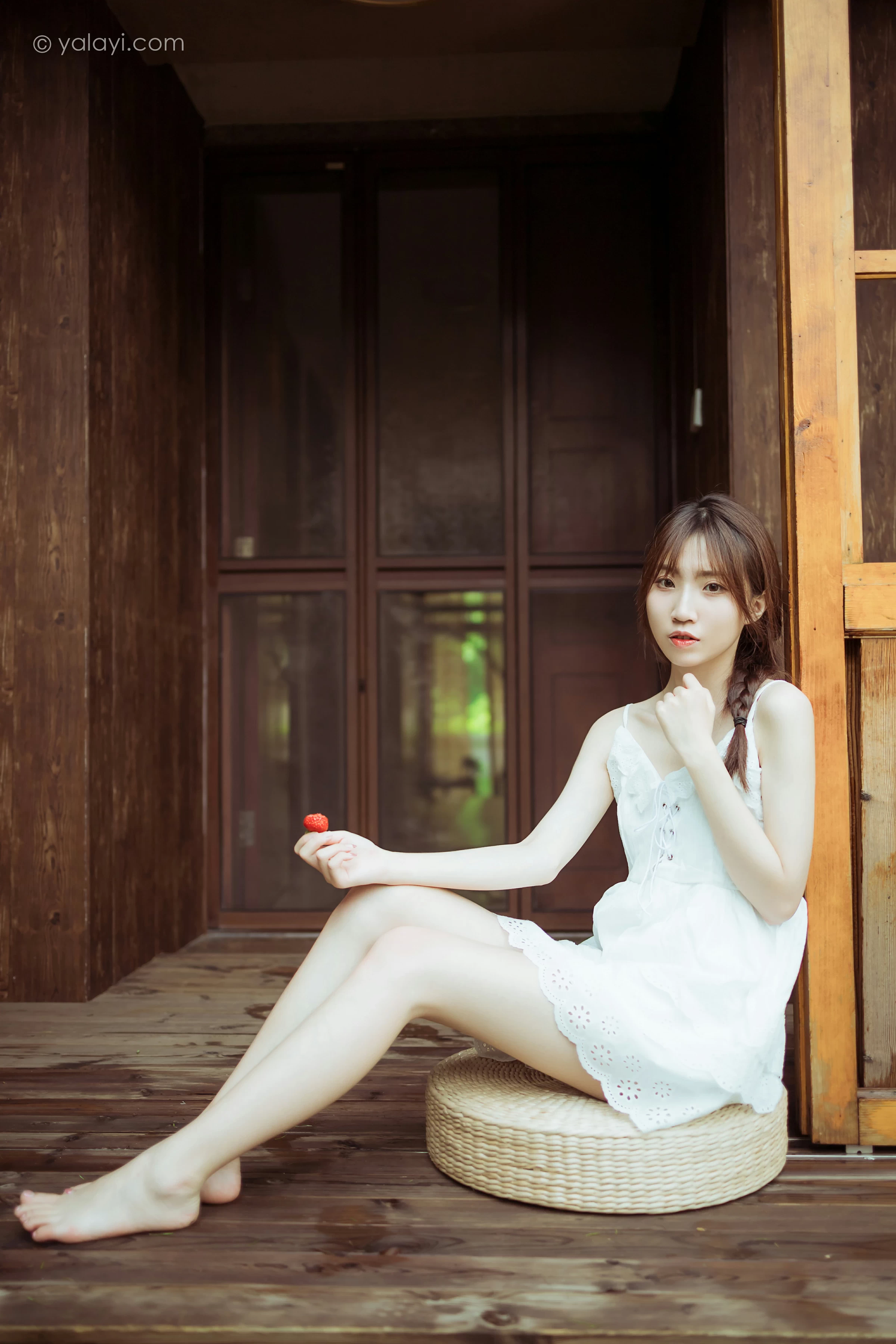 [YALAYI雅拉伊]NO.715 《雨后花园》 小乔 白色吊带连衣裙居家私房写真集第11张