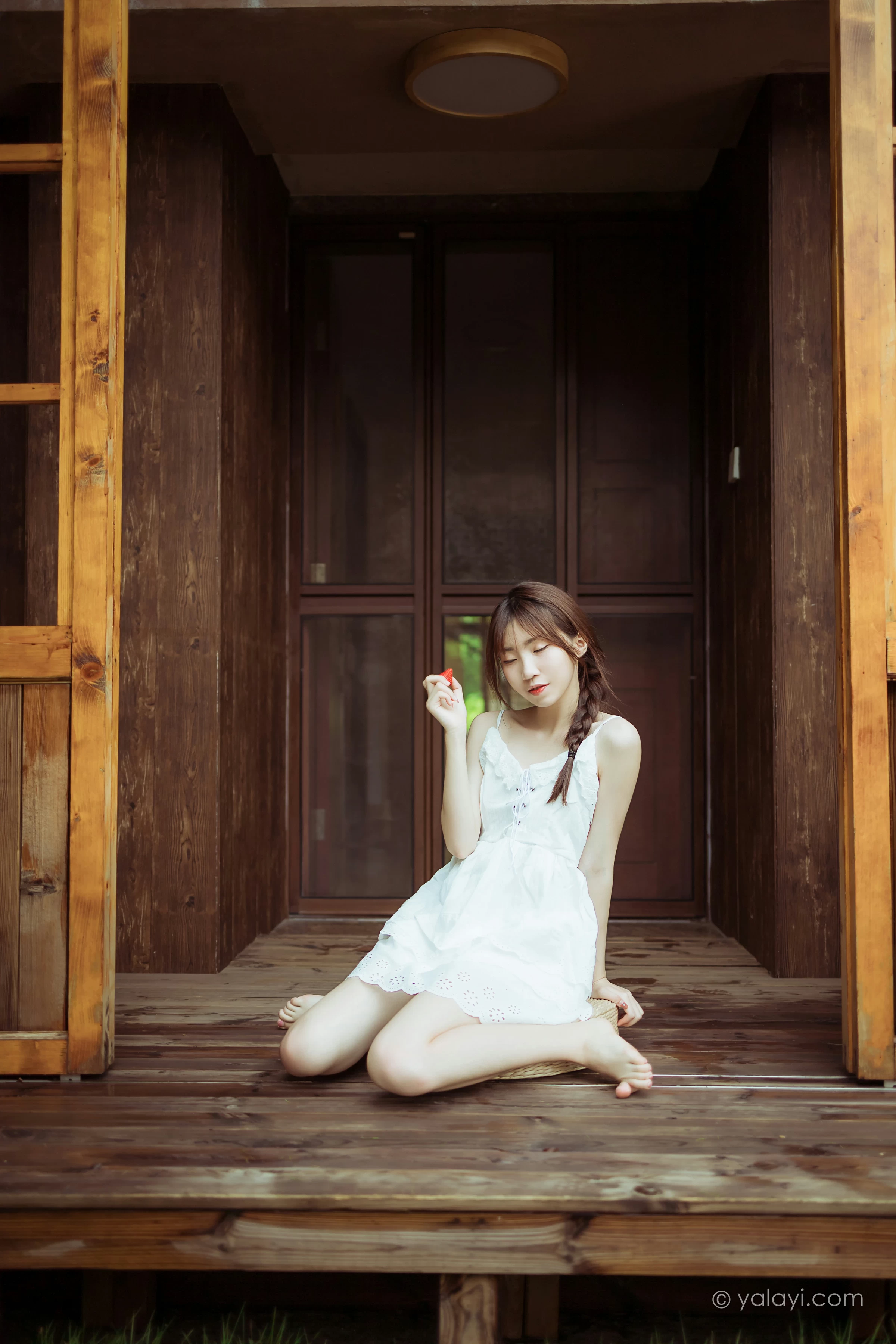 [YALAYI雅拉伊]NO.715 《雨后花园》 小乔 白色吊带连衣裙居家私房写真集第10张