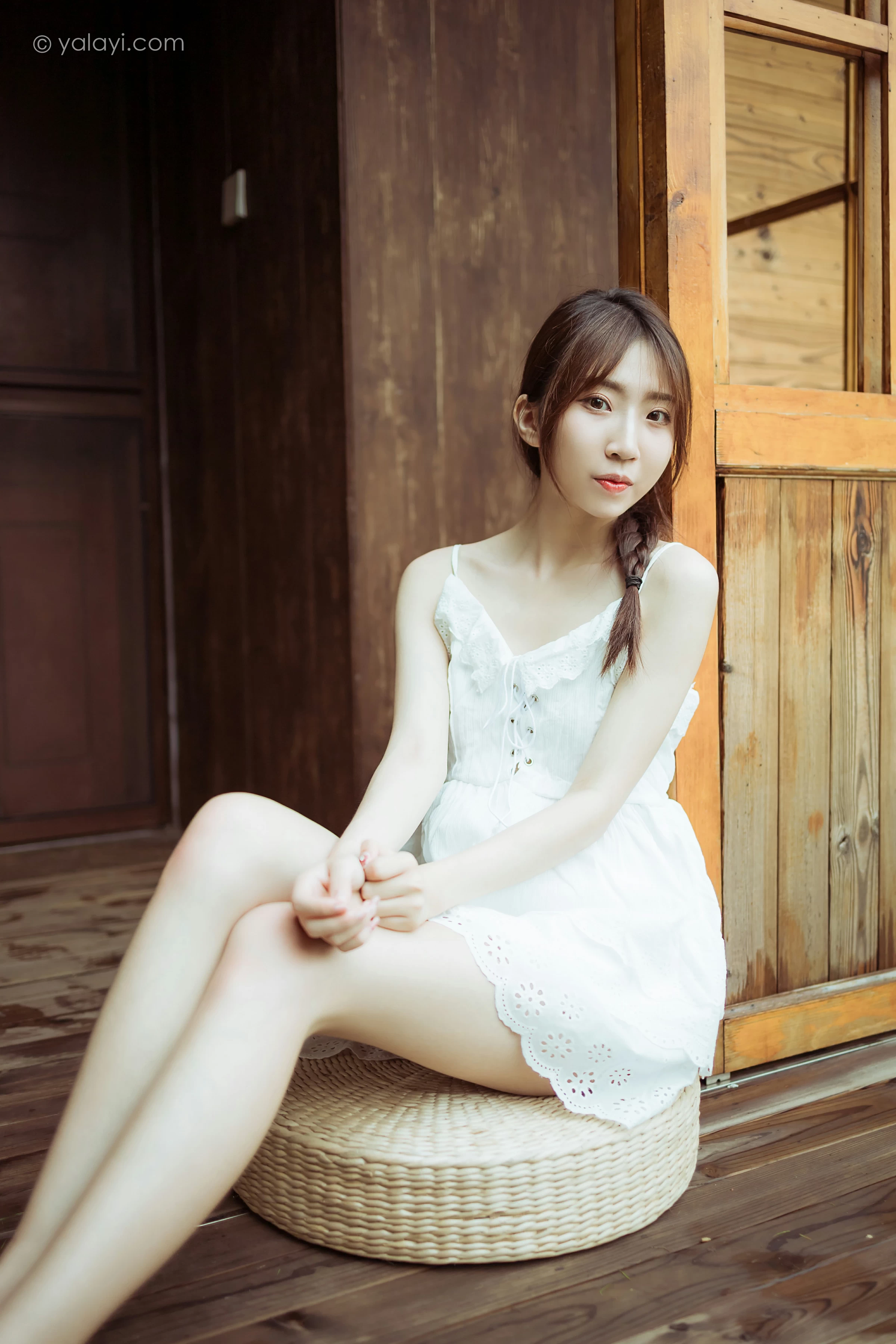 [YALAYI雅拉伊]NO.715 《雨后花园》 小乔 白色吊带连衣裙居家私房写真集第11张