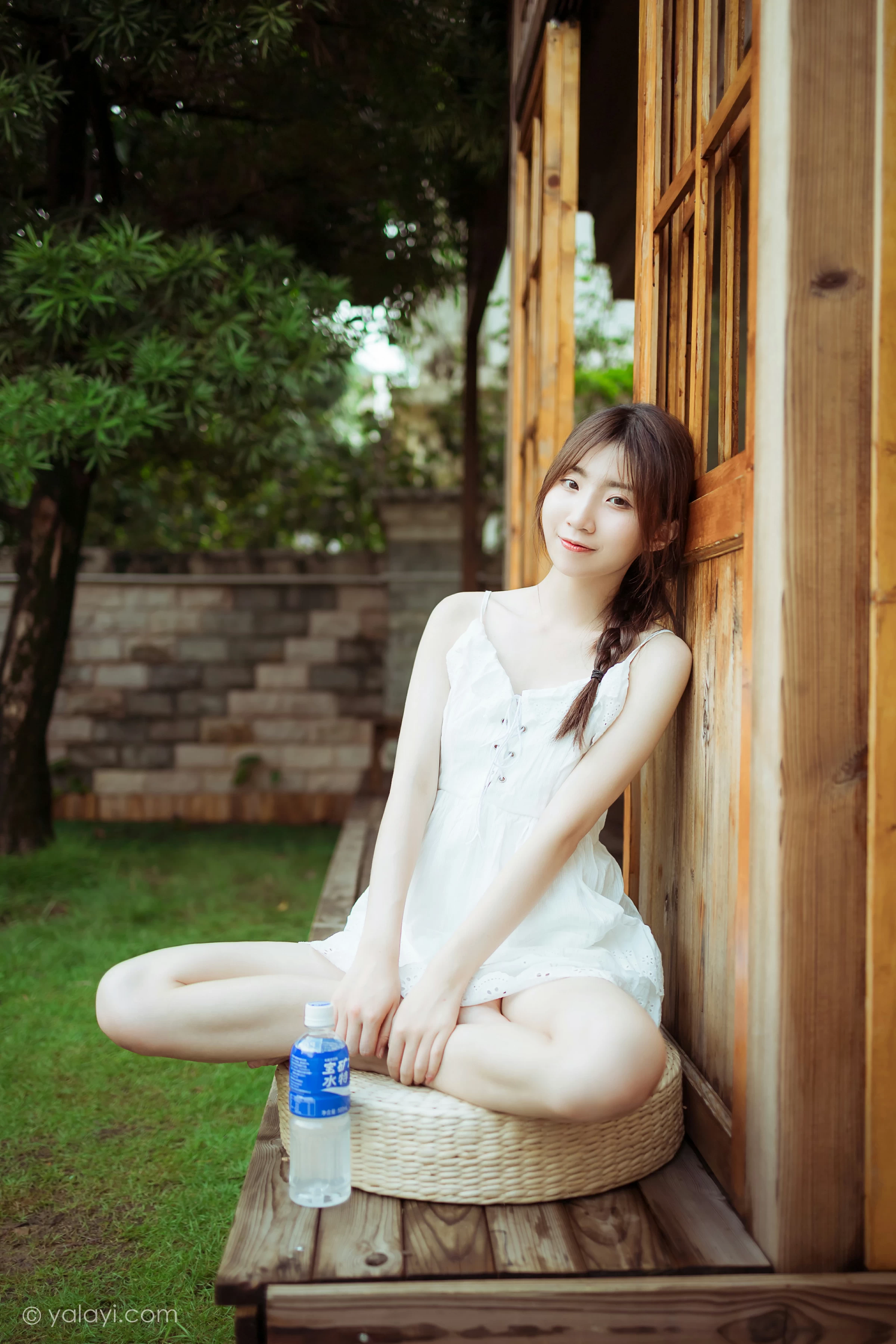 [YALAYI雅拉伊]NO.715 《雨后花园》 小乔 白色吊带连衣裙居家私房写真集第14张
