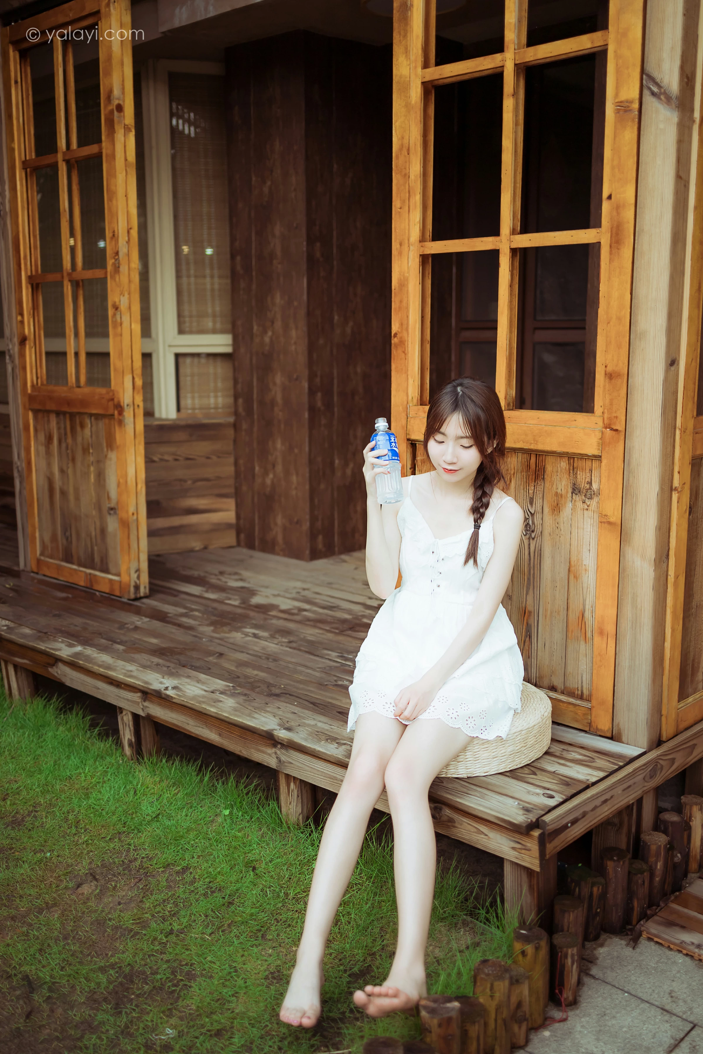 [YALAYI雅拉伊]NO.715 《雨后花园》 小乔 白色吊带连衣裙居家私房写真集第14张