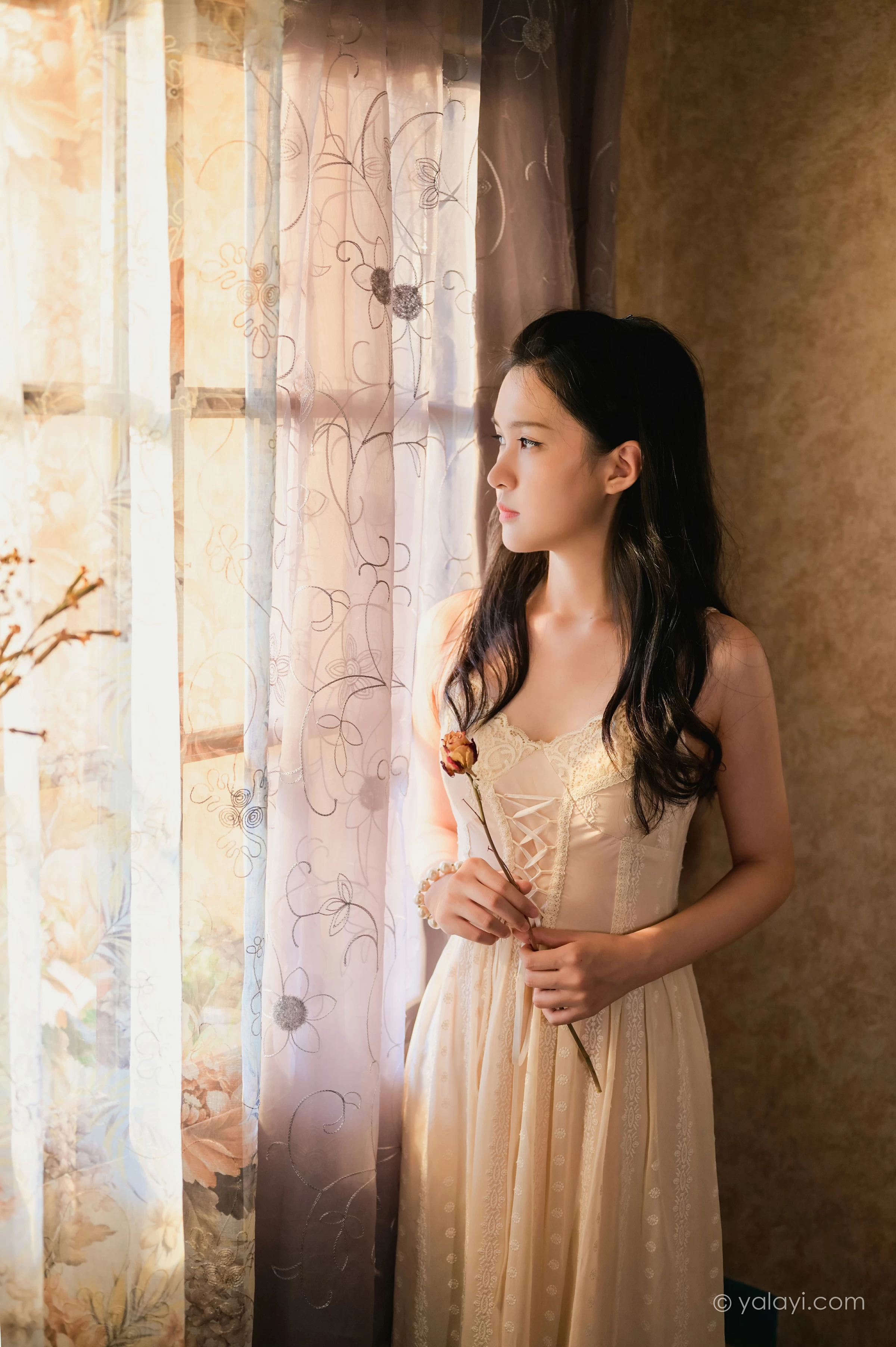 [YALAYI雅拉伊]NO.688 《盼》 方岚 白色吊带蕾丝连衣裙居家私房写真集第4张