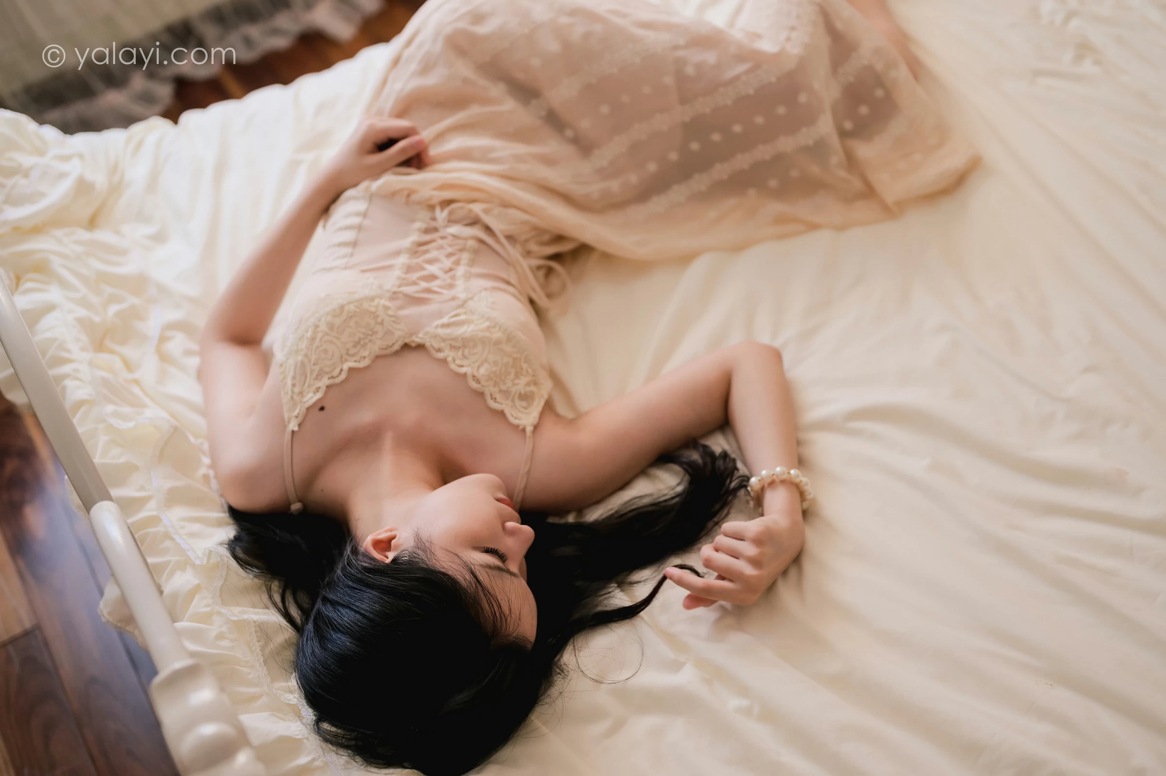 [YALAYI雅拉伊]NO.688 《盼》 方岚 白色吊带蕾丝连衣裙居家私房写真集第9张