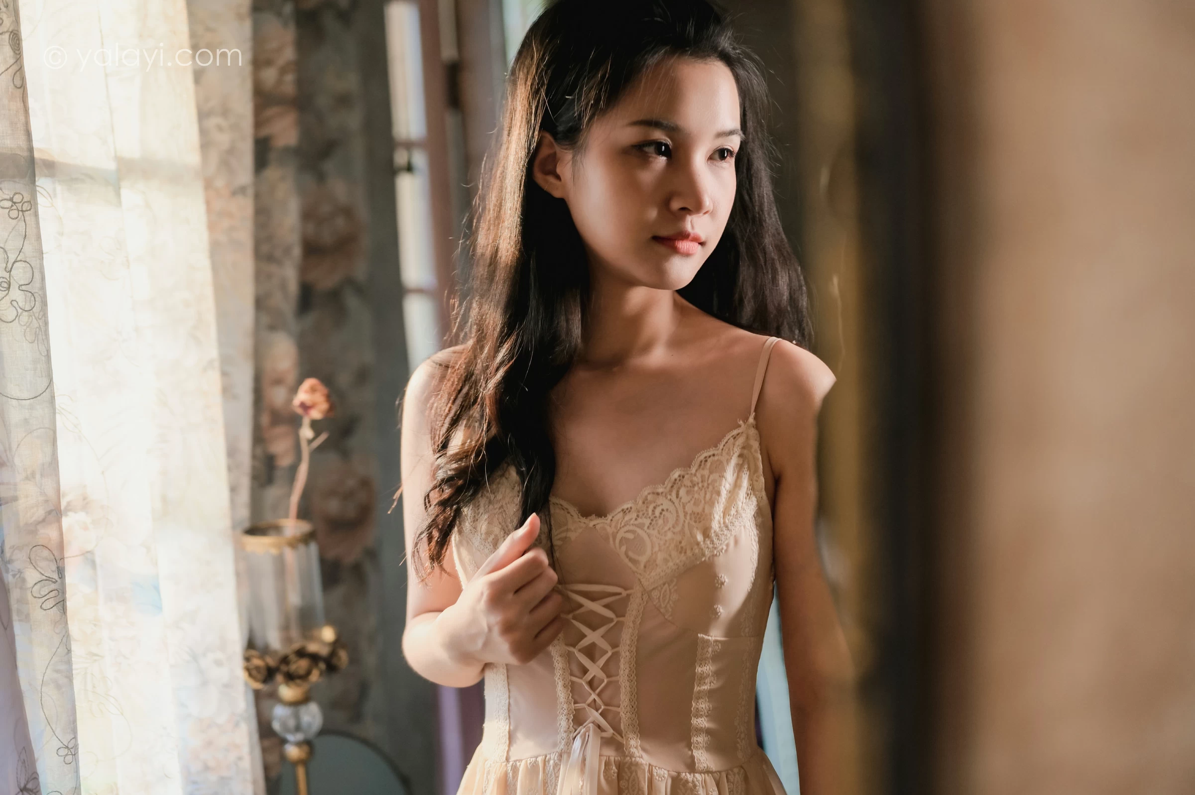 [YALAYI雅拉伊]NO.688 《盼》 方岚 白色吊带蕾丝连衣裙居家私房写真集第12张