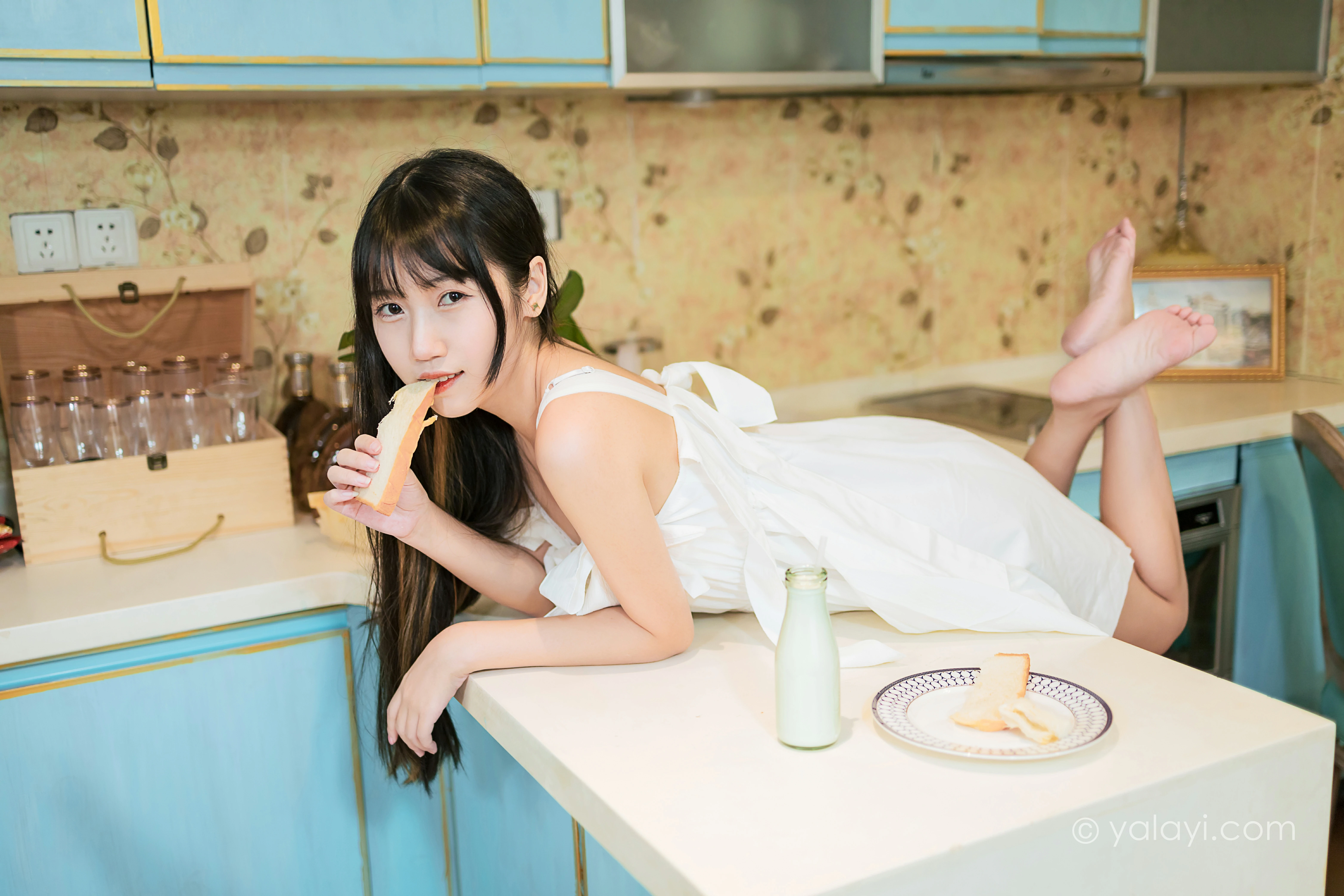 [YALAYI雅拉伊]NO.857 谁的杰作 弈思 白色吊带连衣裙居家性感写真集第4张