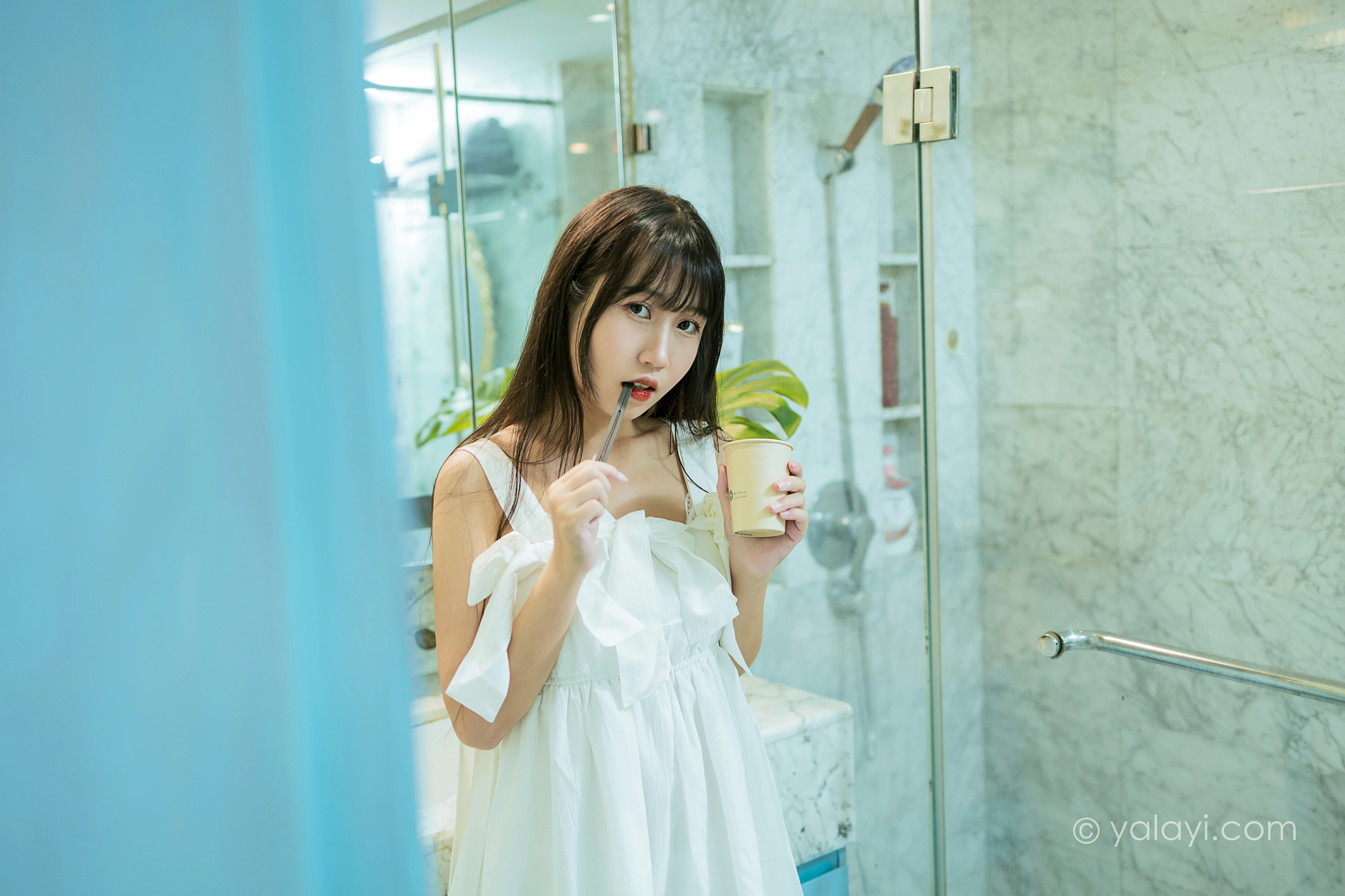 [YALAYI雅拉伊]NO.857 谁的杰作 弈思 白色吊带连衣裙居家性感写真集第8张