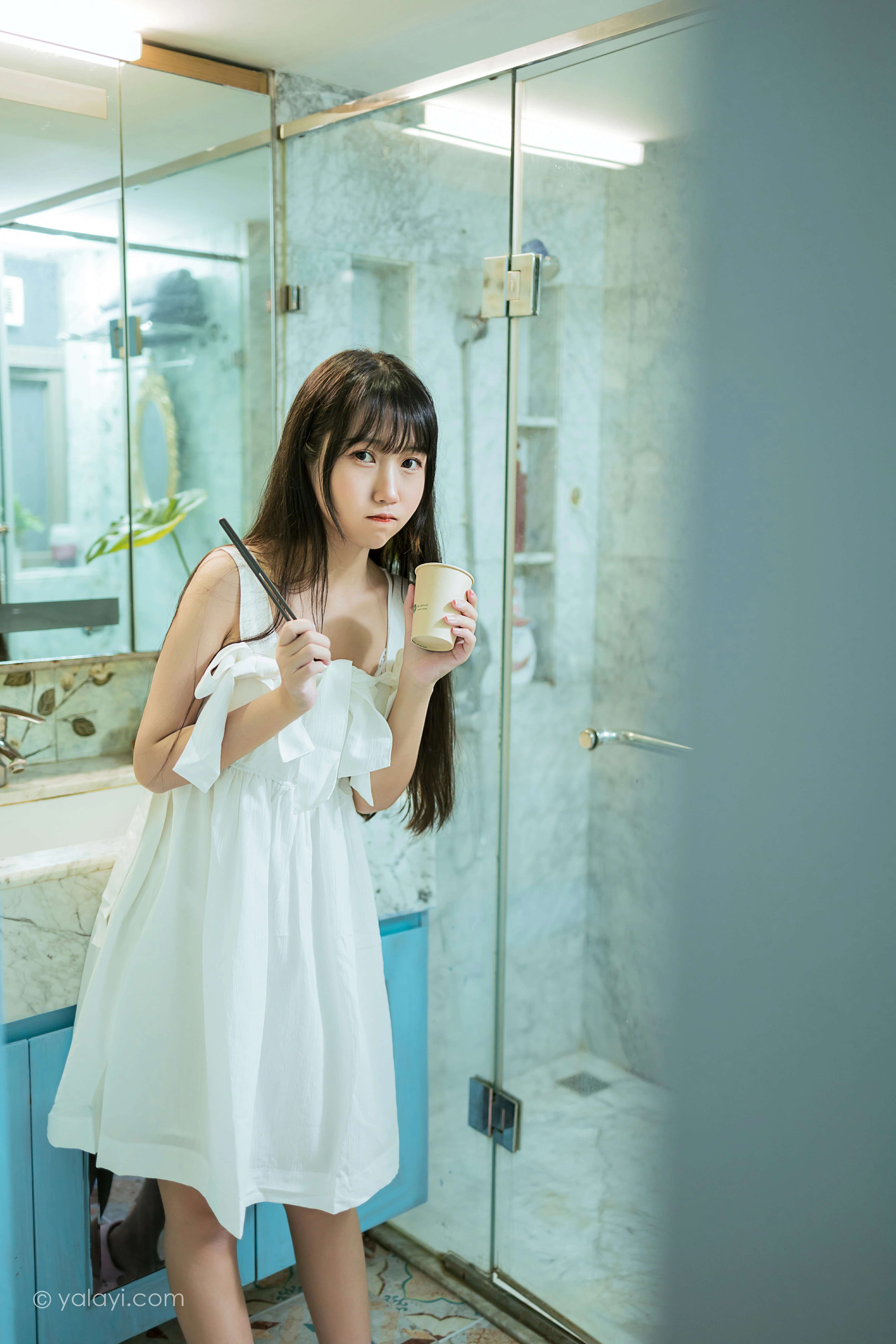 [YALAYI雅拉伊]NO.857 谁的杰作 弈思 白色吊带连衣裙居家性感写真集第8张