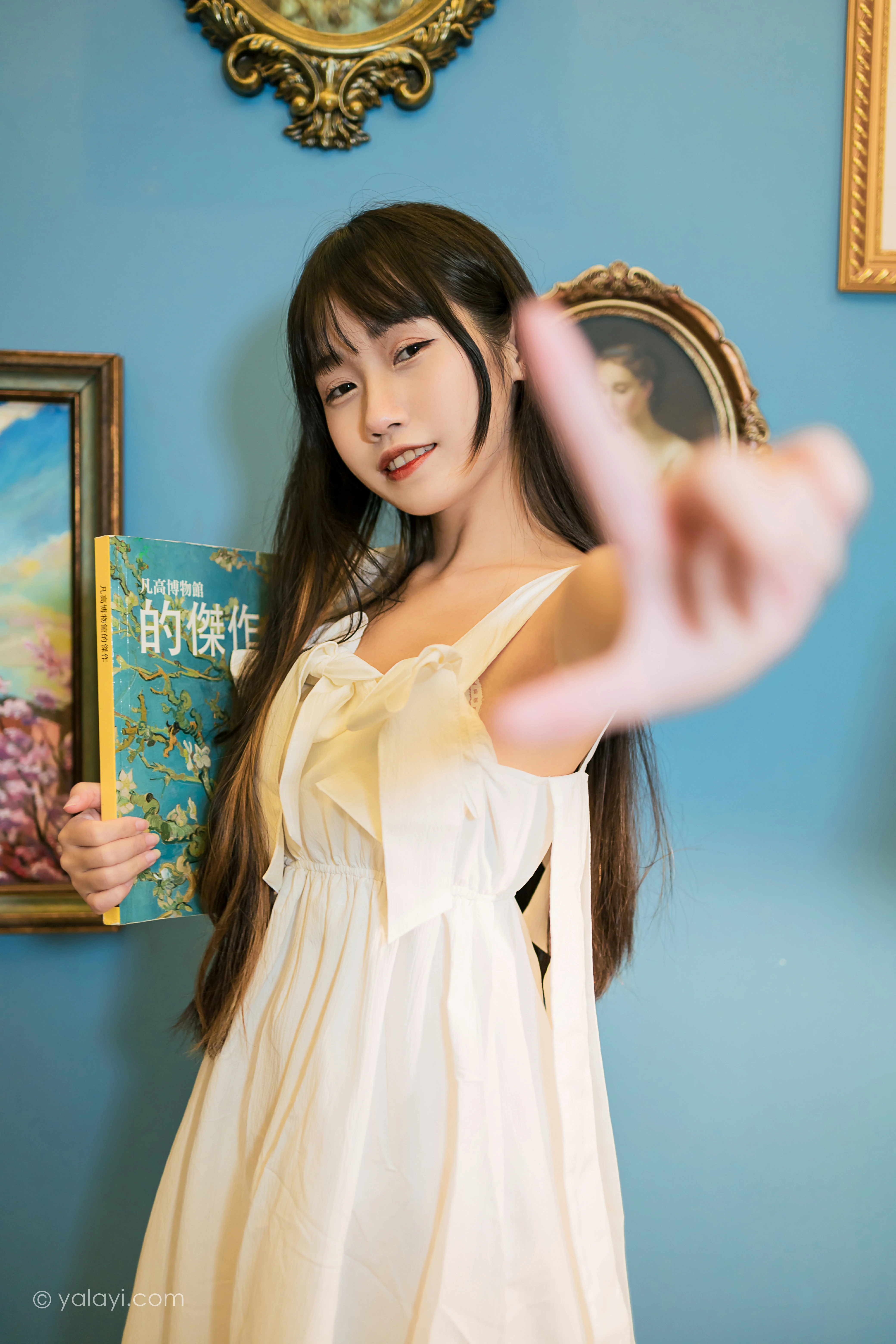 [YALAYI雅拉伊]NO.857 谁的杰作 弈思 白色吊带连衣裙居家性感写真集第10张
