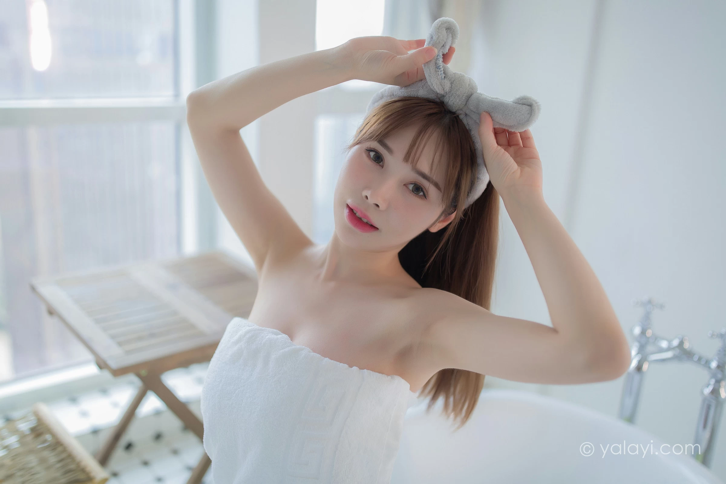 [YALAYI雅拉伊]NO.708 《沐心》 虞艺 白色浴袍居家性感私房写真集第1张