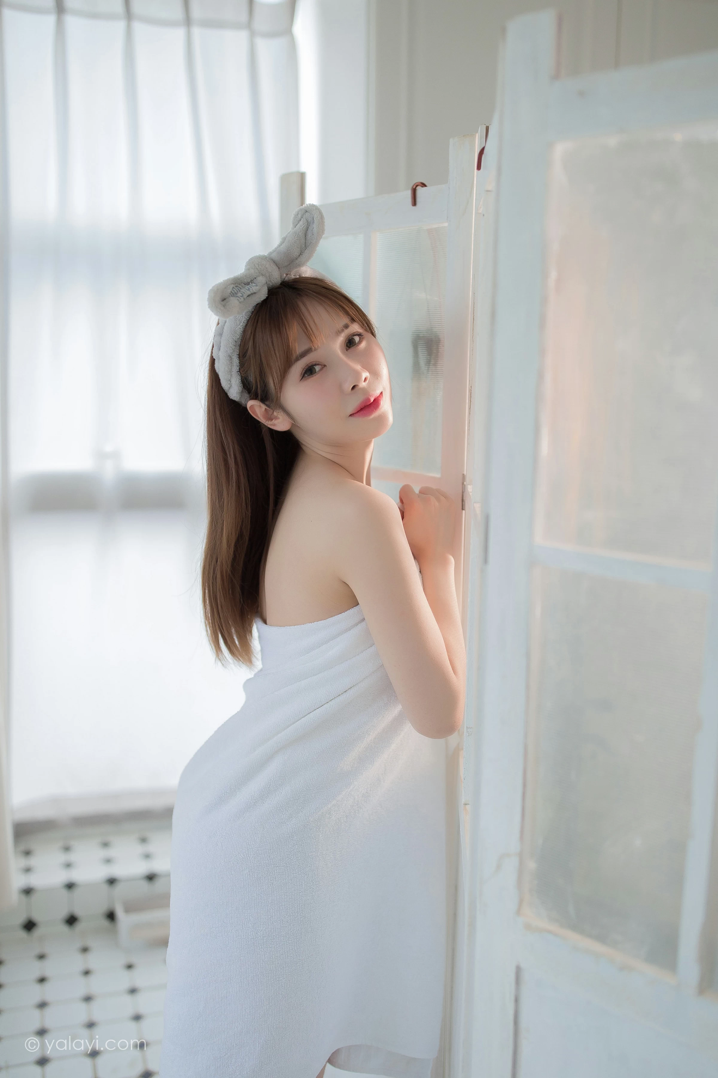 [YALAYI雅拉伊]NO.708 《沐心》 虞艺 白色浴袍居家性感私房写真集第6张