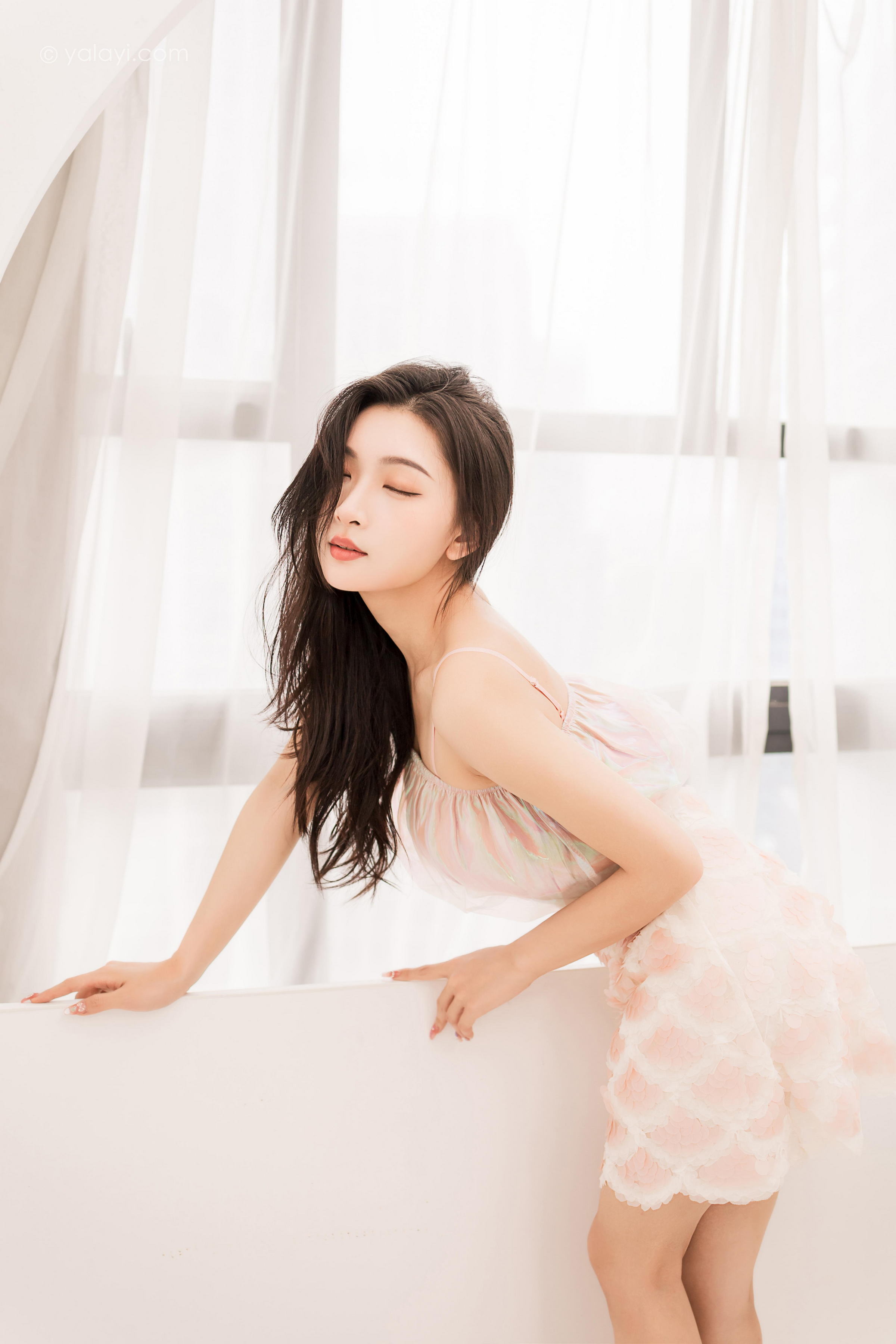 [YALAYI雅拉伊]2022.06.07 我和你 徐小云 粉色蕾丝短裙加吊带小背心性感私房写真集第9张