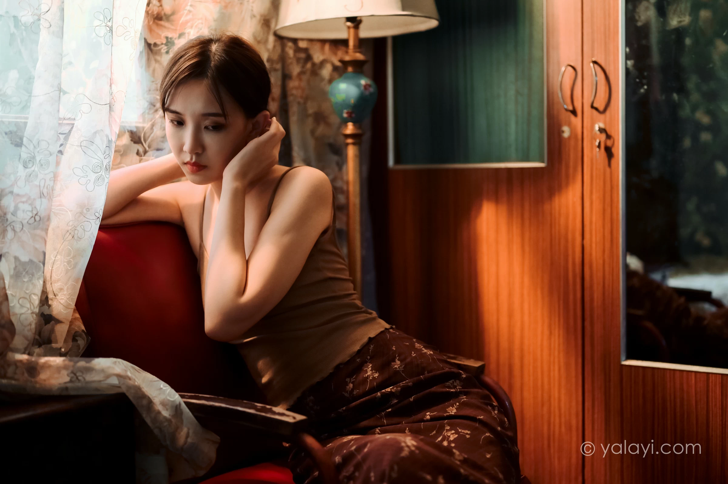 [YALAYI雅拉伊]NO.689 《黯然》 妍妍 橙色性感小背心加棕色短裙性感私房写真集第6张